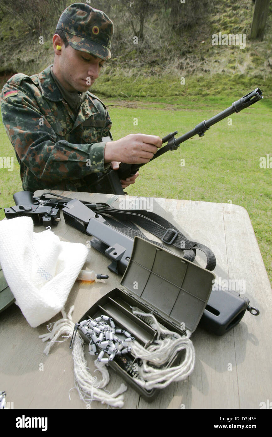 (Afp) - un conscrit de la Bundeswehr démonte et nettoie soigneusement ses fusils G36 dans le cadre de sa formation militaire de base à la caserne en Knuell Schwarzenborn, Allemagne, 14 avril 2005. Banque D'Images