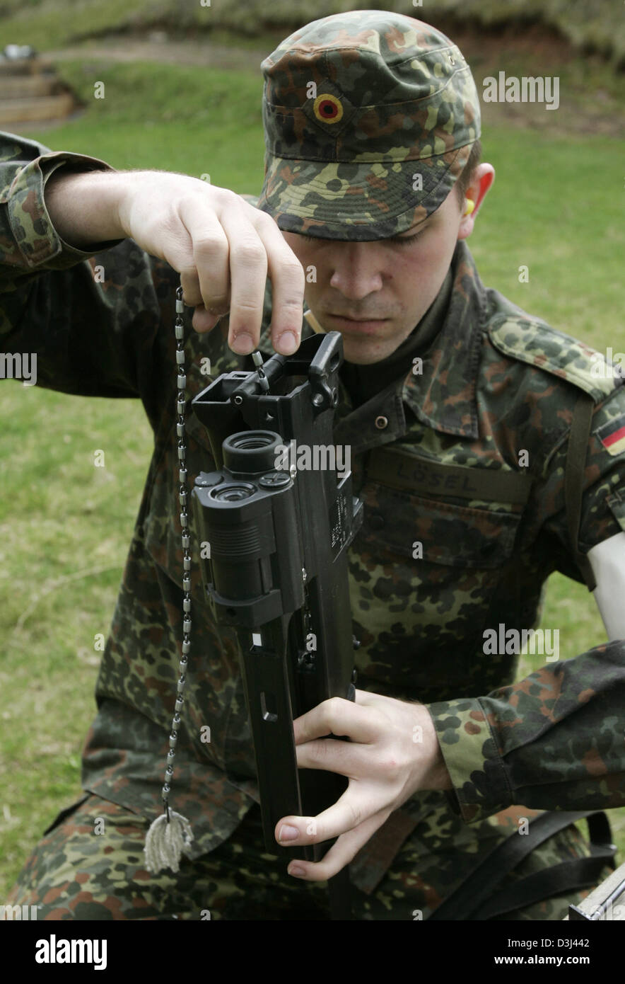 (Afp) - un conscrit de la Bundeswehr démonte et nettoie soigneusement ses fusils G36 avec une chaîne dans le cadre de sa formation militaire de base à la caserne en Knuell Schwarzenborn, Allemagne, 14 avril 2005. Banque D'Images