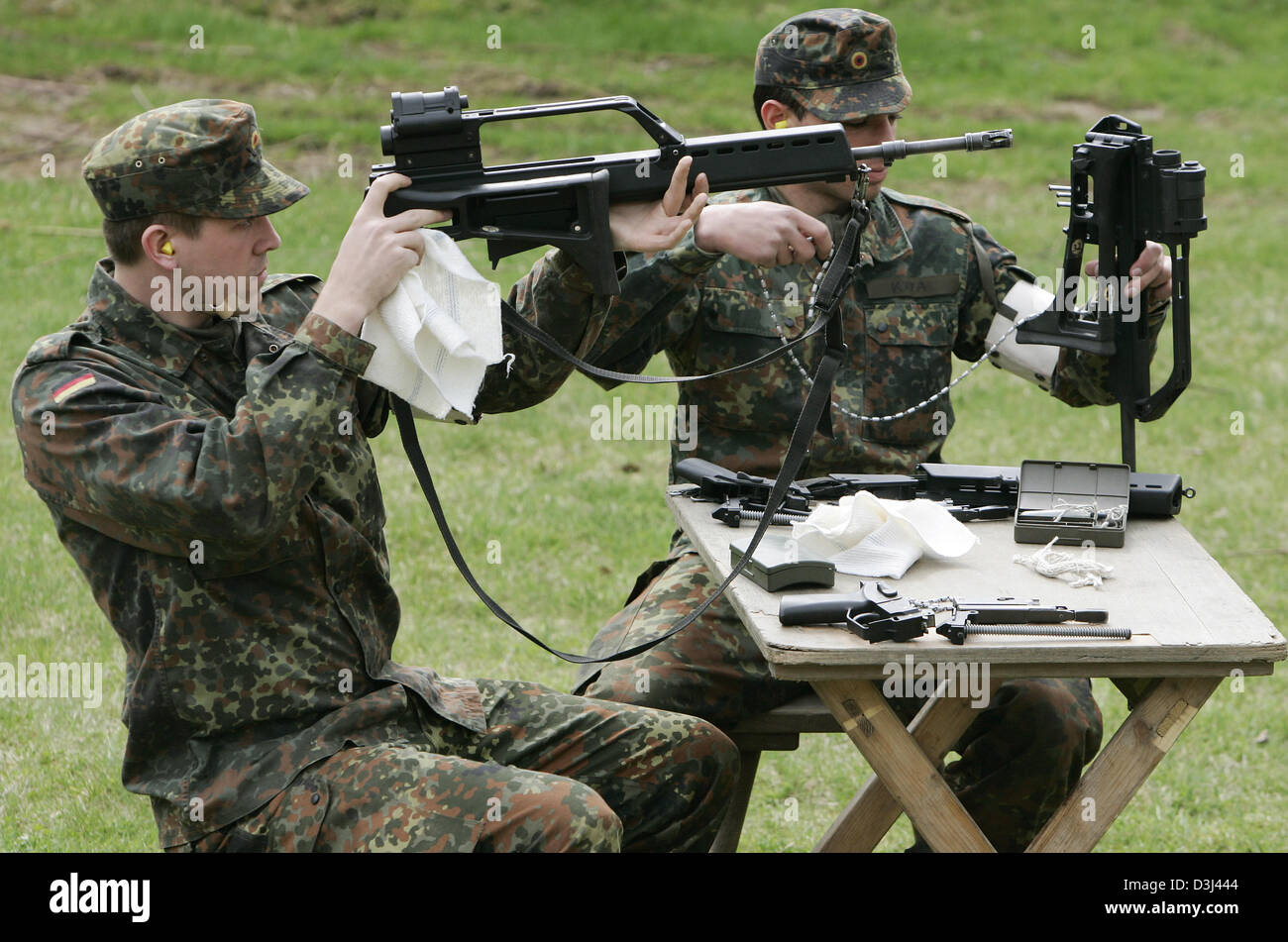 (Dpa) - conscrits de la Bundeswehr allemande démonter et nettoyer soigneusement leurs fusils G36 dans le cadre de leur formation militaire de base à la caserne en Knuell Schwarzenborn, Allemagne, 14 avril 2005. Banque D'Images