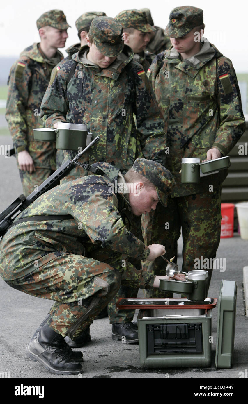 (Afp) - l'image montre conscrits queuing pour recevoir leurs rations alimentaires pendant leur formation militaire de base à la caserne en Knuell Schwarzenborn, Allemagne, 14 avril 2005. Banque D'Images