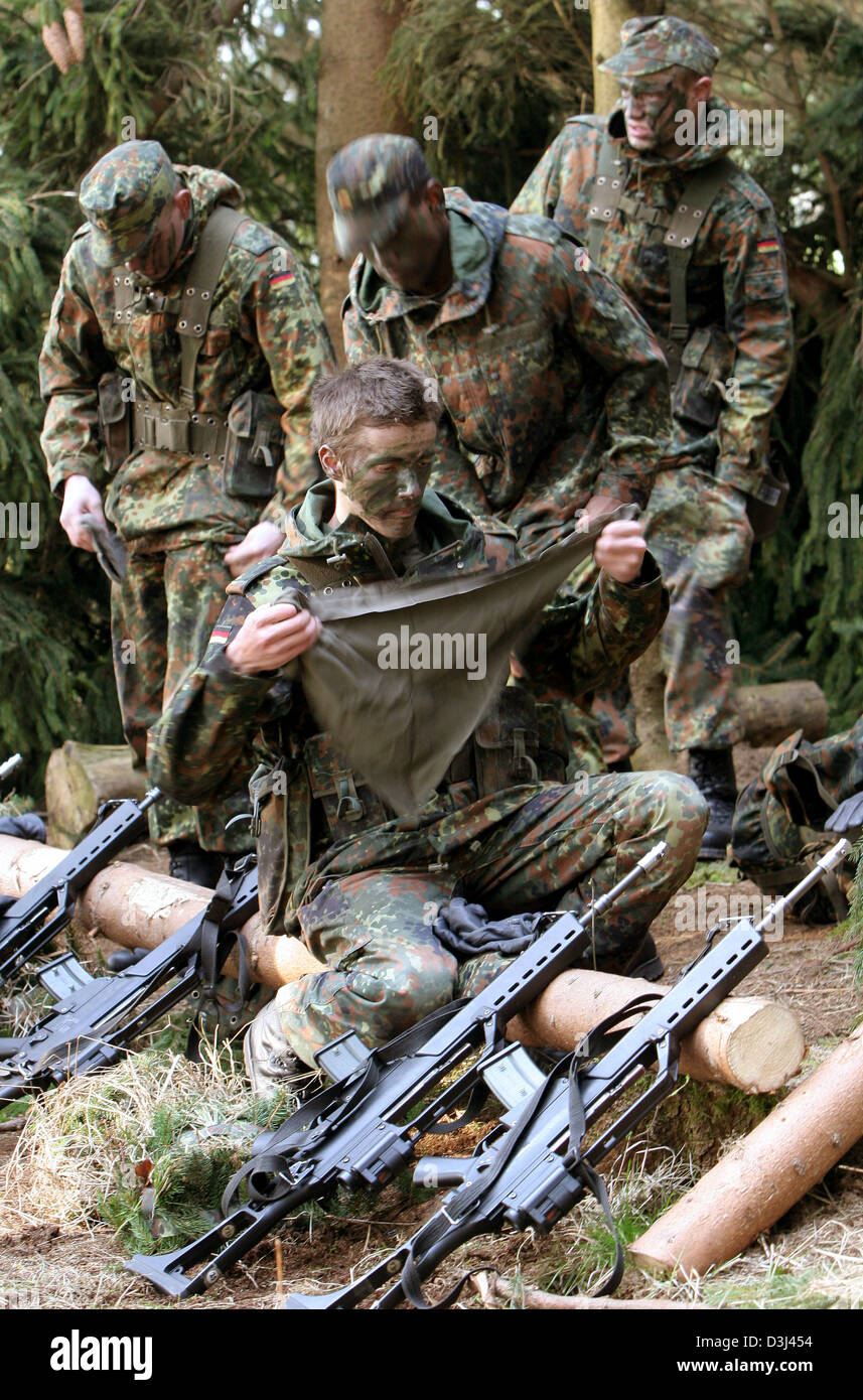 (Afp) - l'image montre des conscrits avec visages peints et avec G 36 fusils qui se préparent pour un exercice sur le terrain dans le cadre de la formation militaire de base à la caserne en Knuell Schwarzenborn, Allemagne, 14 avril 2005. Banque D'Images