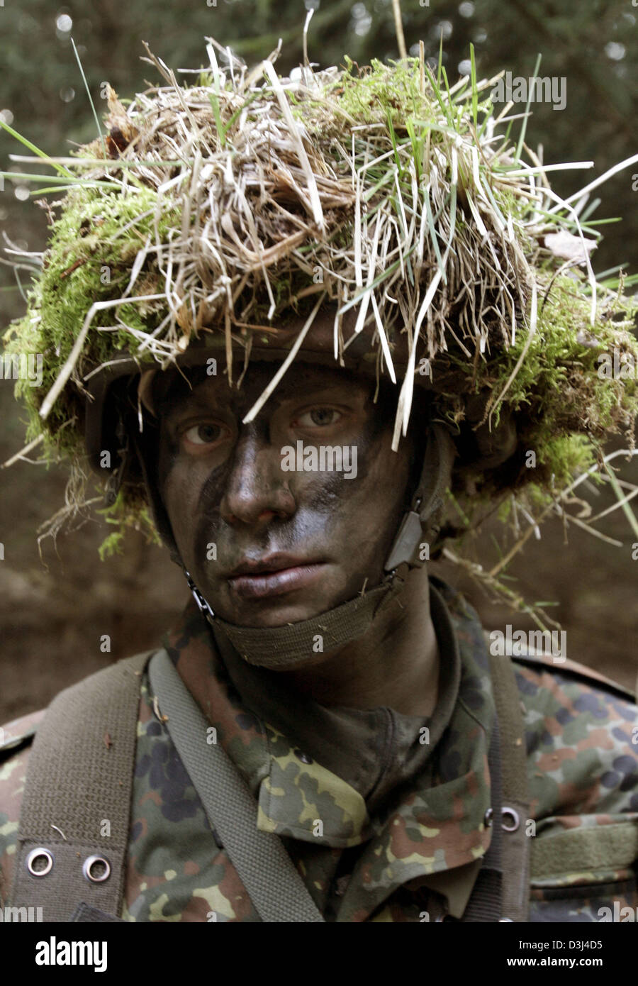 (Afp) - Un soldat camouflé de la division d'infanterie de la Bundeswehr allemande photographié au cours d'un exercice sur le terrain dans le cadre de la formation militaire de base à la caserne en Knuell Schwarzenborn, Allemagne, 14 avril 2005. Banque D'Images