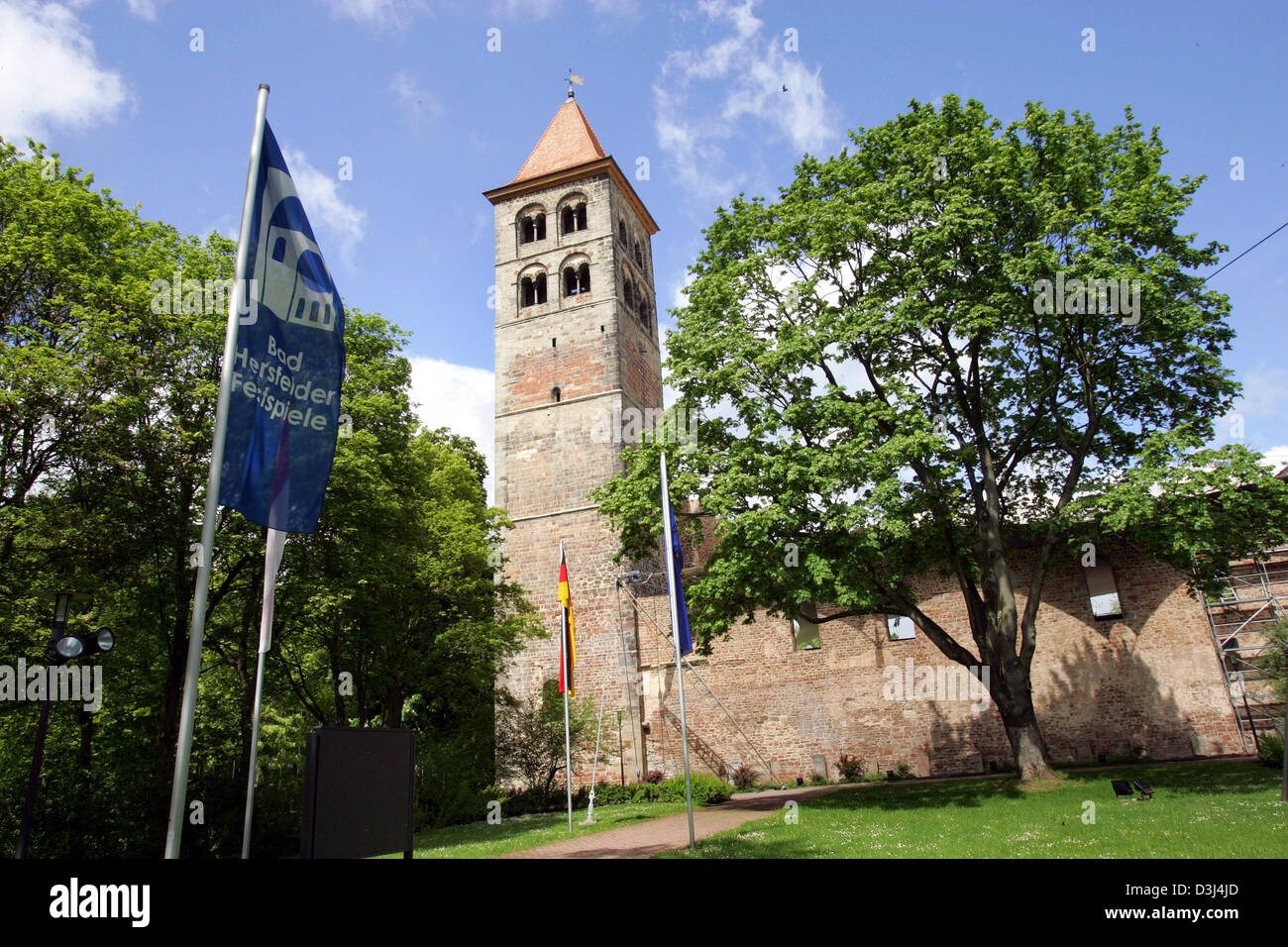 (Afp) - l'image montre la vue sur le monastère ruine de mauvais Herfeld, Allemagne, le 9 mai 2005. L'Assemblée 'Bad Hersfeld Festival' est pris dans le monastère la ruine. Le 55e festival commence le 10 juin avec la première de "Amadeus" de Peter Shaffer, avec une mise en scène de Peter Lotschak directeur du festival. Banque D'Images