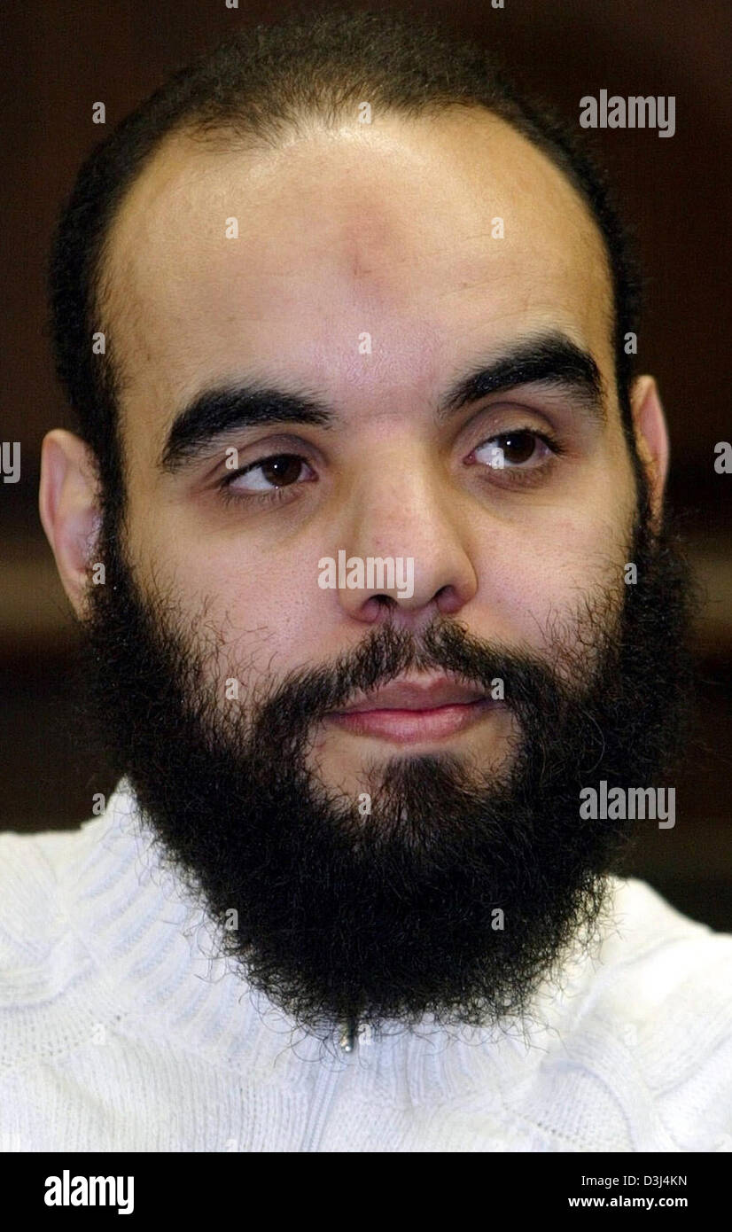 (Afp) un fichier photo, datée du 15 janvier 2005, montre le Marocain Abdelghani Mzoudi [dans la Haute Cour régionale de Hambourg, en Allemagne. Le cas de Abdelghani Mzoudi [est susceptible de faire l'histoire juridique. Si la Cour Suprême Fédérale (BGH) confirme l'acquittement le jeudi 9 juin 2005 la première phrase à travers le monde liés à l'attaque du 9 septembre 2001 serait valide. Banque D'Images