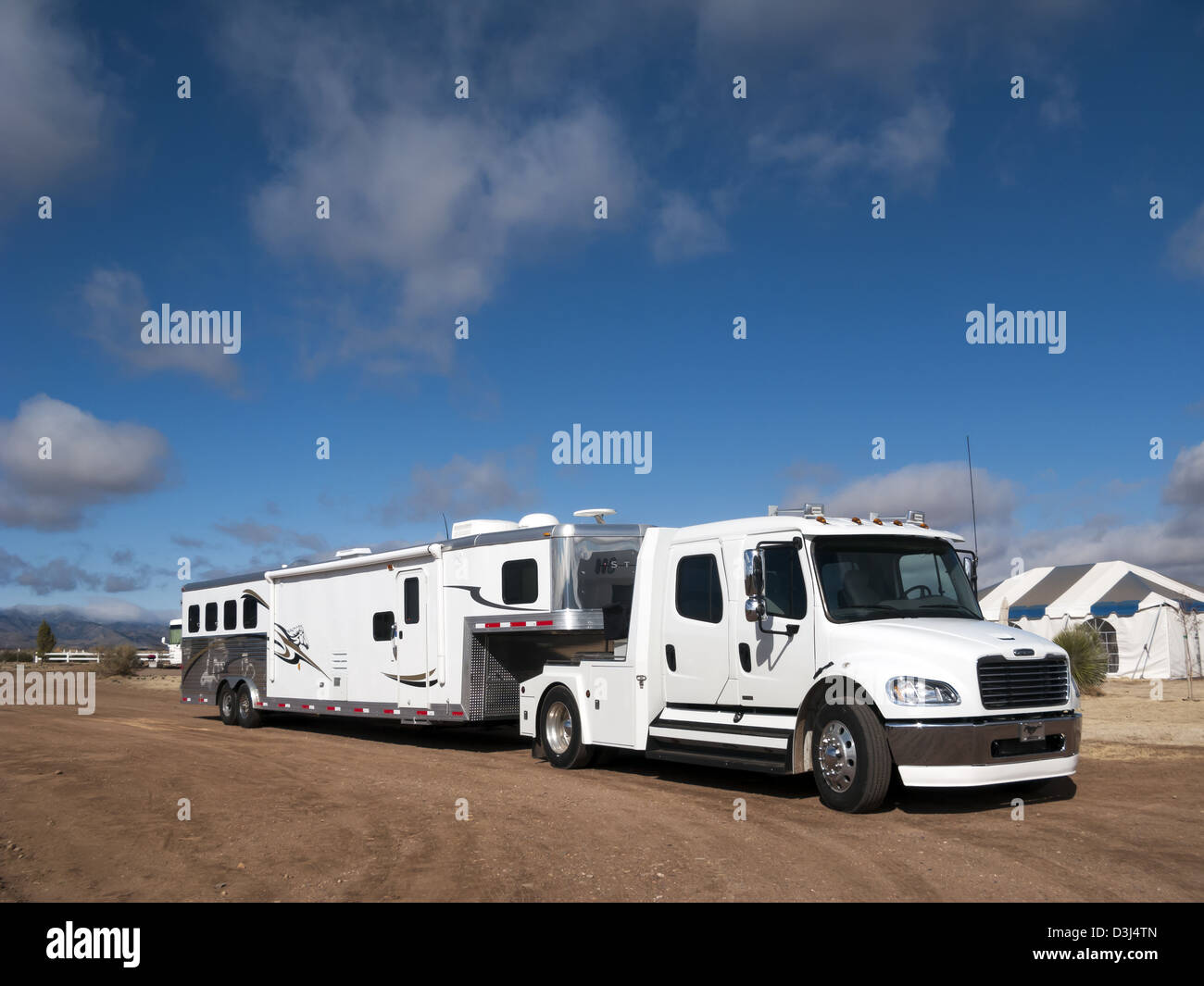 Service Moyen Freightliner Truck châssis récréatives et une remorque pour cheval avec logement Banque D'Images