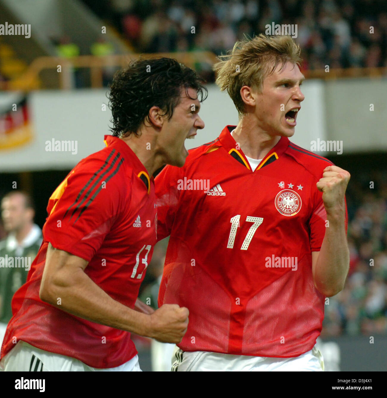 (Afp) - Les joueurs de national Allemand Michael Ballack (L) et P. Mertesacker sont enthousiasmés par le 2-1 à Windsor Park à Belfast, Grande Bretagne, samedi 4 juin 2005. Banque D'Images