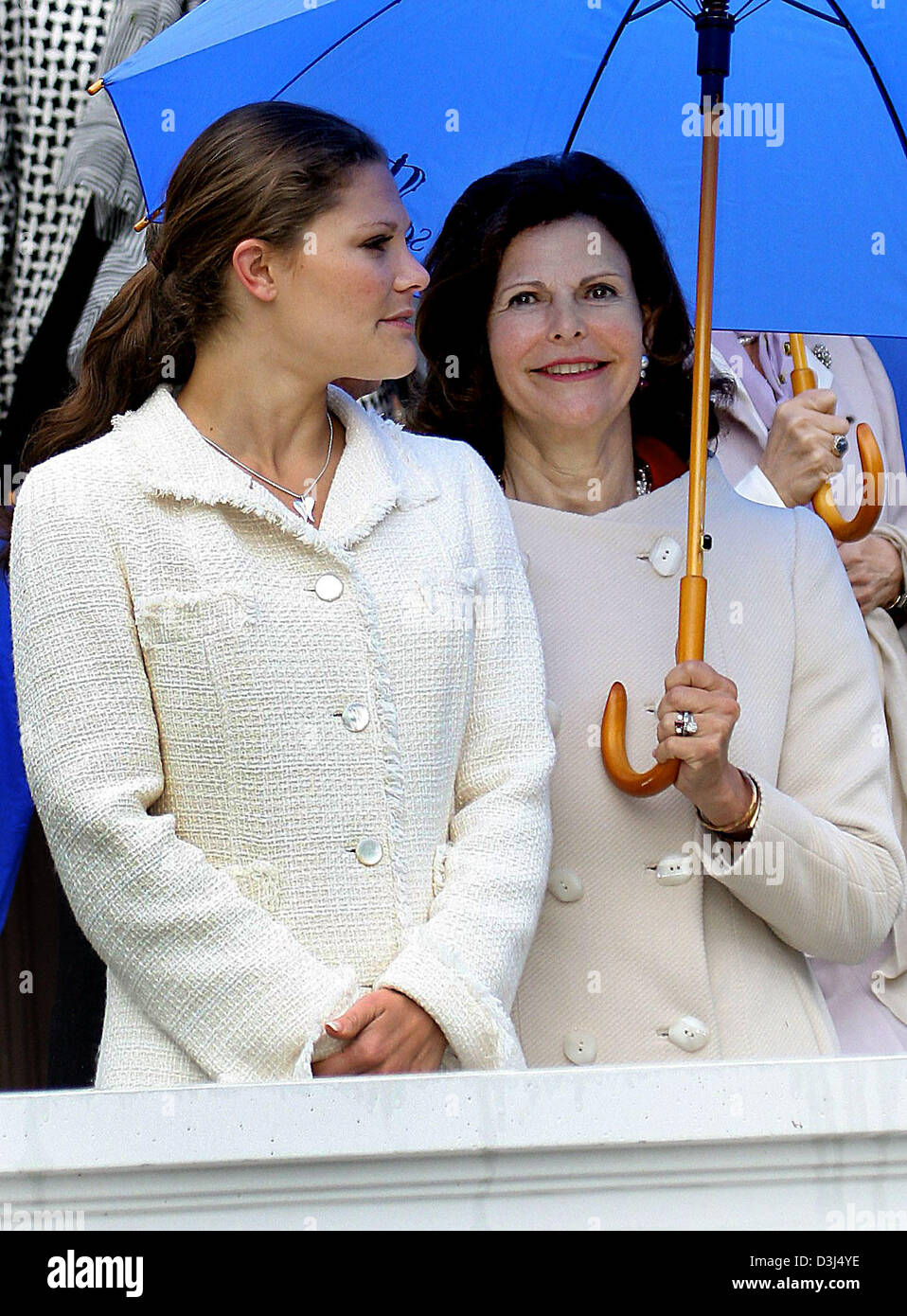 (Afp) - La princesse Victoria (L) et de la Reine Silvia de Suède assister à la réunion de famille de la famille Bernadotte à Sofiero Castle, à l'extérieur de Helsingborg, Suède, 02 juin 2005. L'ancien roi de Suède Oscar II et de la Reine Sofia présenté Prince Gustav-Adolf et la Princesse Margareta avec Sofiero Castle comme cadeau de mariage certains il y a 100 ans. (Pays-bas) Banque D'Images