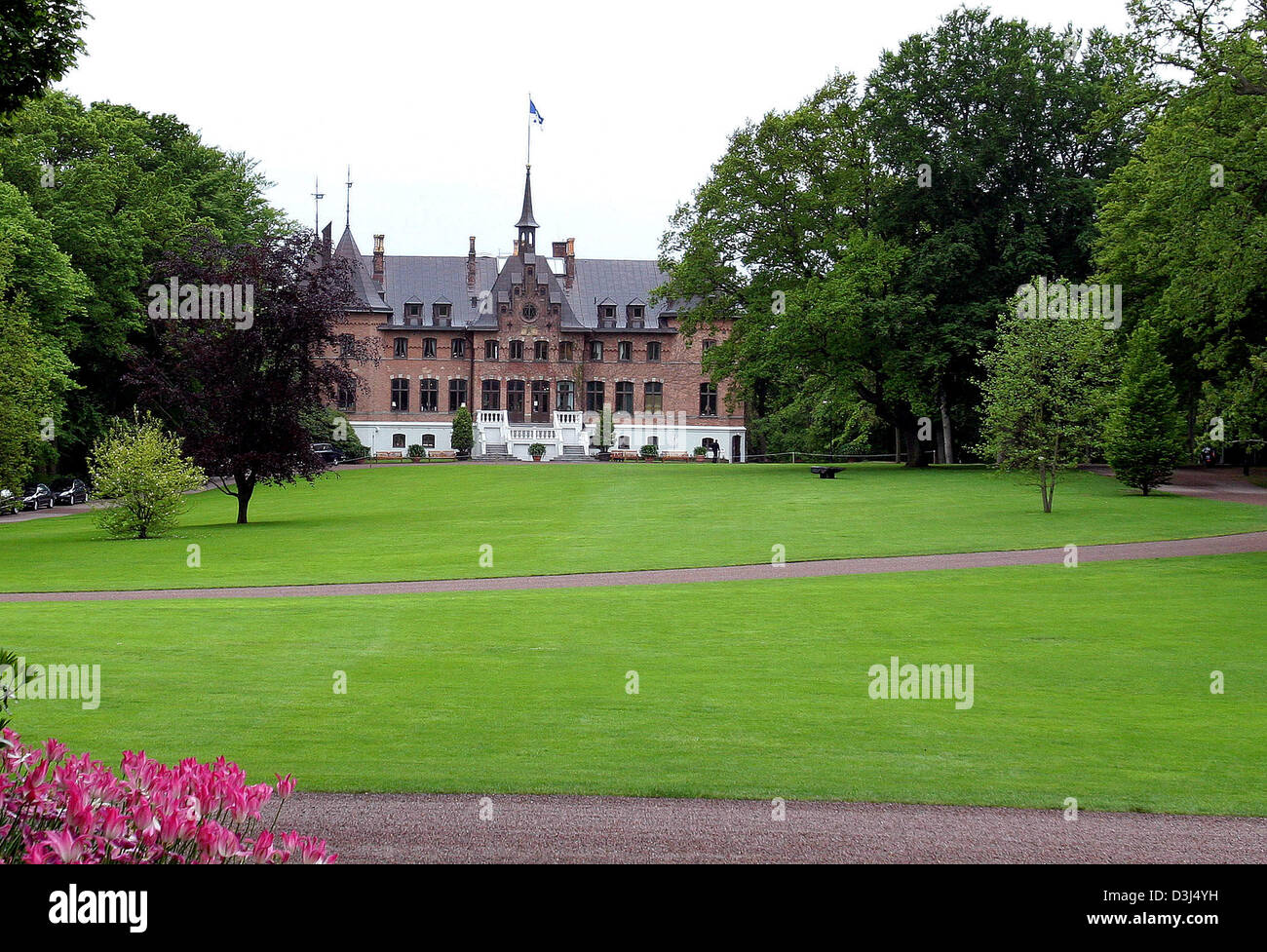 (Afp) - Une vue de Sofiero Castle le jour de la réunion de famille de la famille Bernadotte au château juste à l'extérieur de Helsingborg, Suède, 02 juin 2005. L'ancien roi de Suède Oscar II et de la Reine Sofia présenté Prince Gustav-Adolf et la Princesse Margareta avec Sofiero Castle comme cadeau de mariage certains il y a 100 ans. (Pays-bas) Banque D'Images