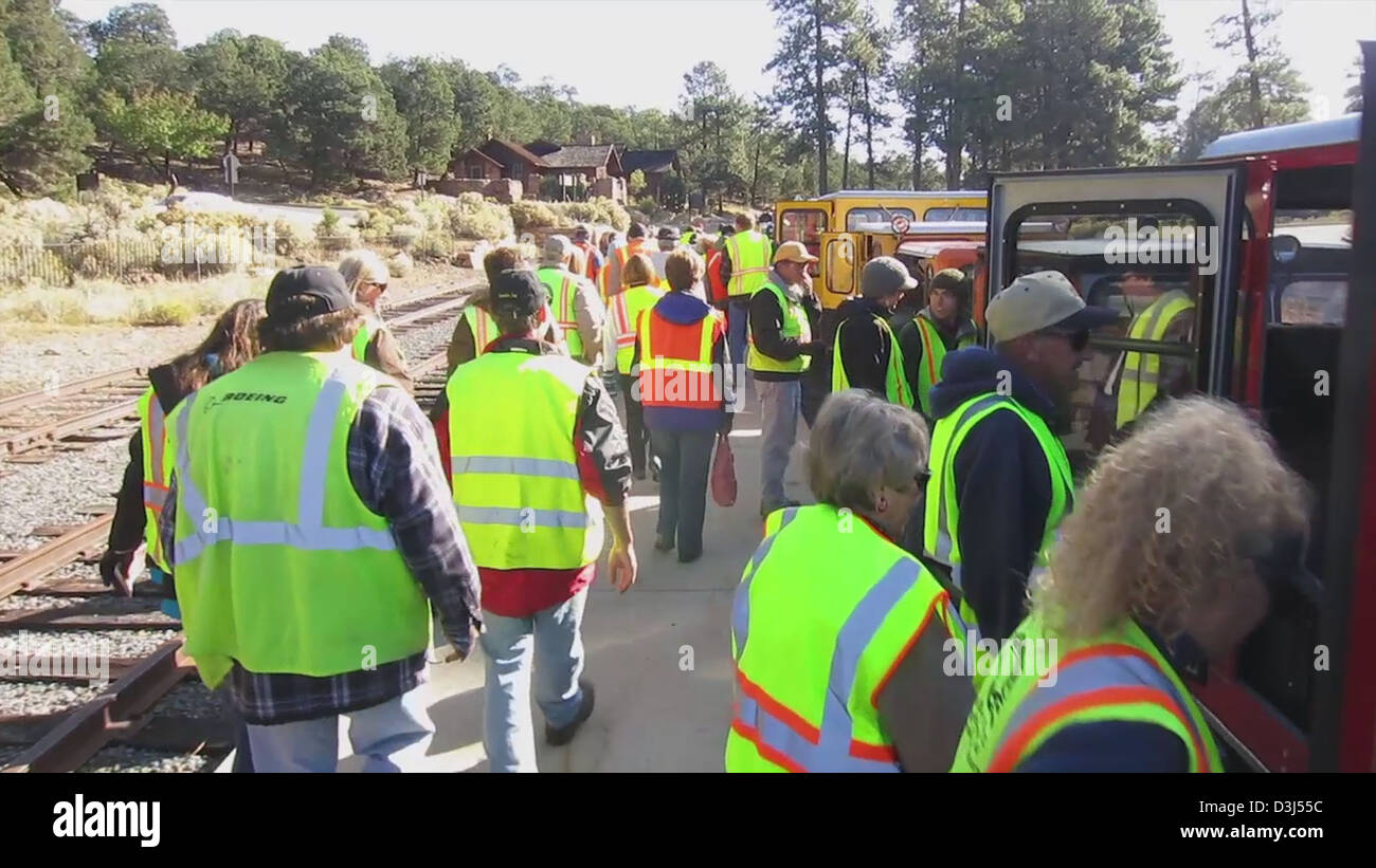 Les voitures partent du dépôt dans le parc national du Grand Canyon, qui présente le service ferroviaire historique du parc. Le National Park Service exploite ces voitures, offrant aux visiteurs une expérience immersive de l'histoire des transports du Grand Canyon. Banque D'Images