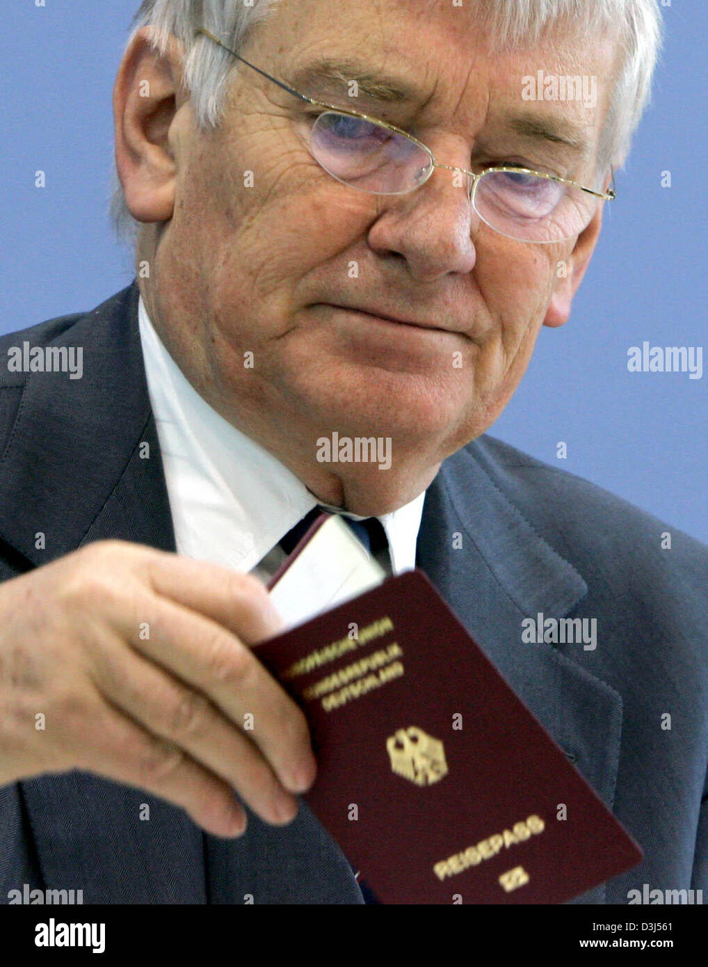 (Afp) - Le ministre fédéral de l'Intérieur, Otto Schily introduit de nouveaux modèles de passeport au cours d'une conférence de presse à Berlin, Allemagne, le mercredi 01 juin 2005. Le nouveau passeport dispose d'une puce, qui stocke les caractéristiques biométriques du propriétaire. Le premier des nouveaux passeports seront délivrés à compter du 01 novembre 2005. Au début les caractéristiques qu'une photographie numérique. Startin Banque D'Images