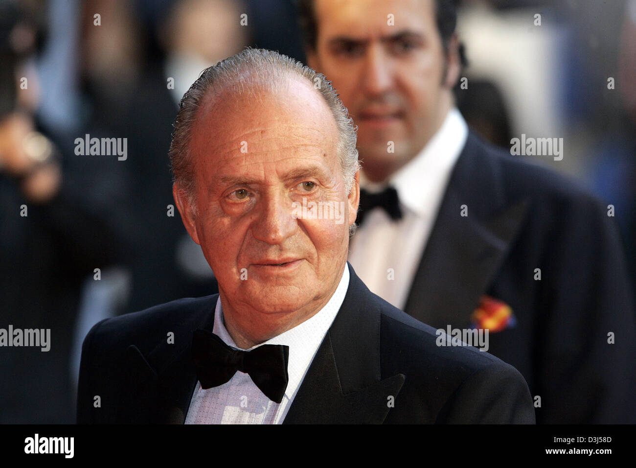 (Afp) - Le Roi d'Espagne Juan Carlos arrive sur le tapis rouge à la Laureus World Sports Award 2005 dans le Casino d'Estoril, Portugal, 16 mai 2005. Les Laureus Awards récompense les athlètes en cours de la planète. Banque D'Images