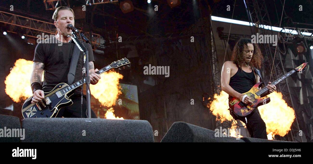 (Afp) - James Hetfield (L), chanteur du groupe de rock américain Metallica, et le guitariste Kirk Hammett sur scène durant un concert à Ludwigshafen, Allemagne, le 8 juin 2004. Environ 25 000 fans ont célébré le début de la célèbre tour du groupe de Heavy Metal qui va les mener à travers l'Allemagne, l'Autriche, la Serbie, la Suisse, l'Espagne, les Pays-Bas, la France, l'Irlande, la Croatie, l'Italie, la République tchèque Banque D'Images
