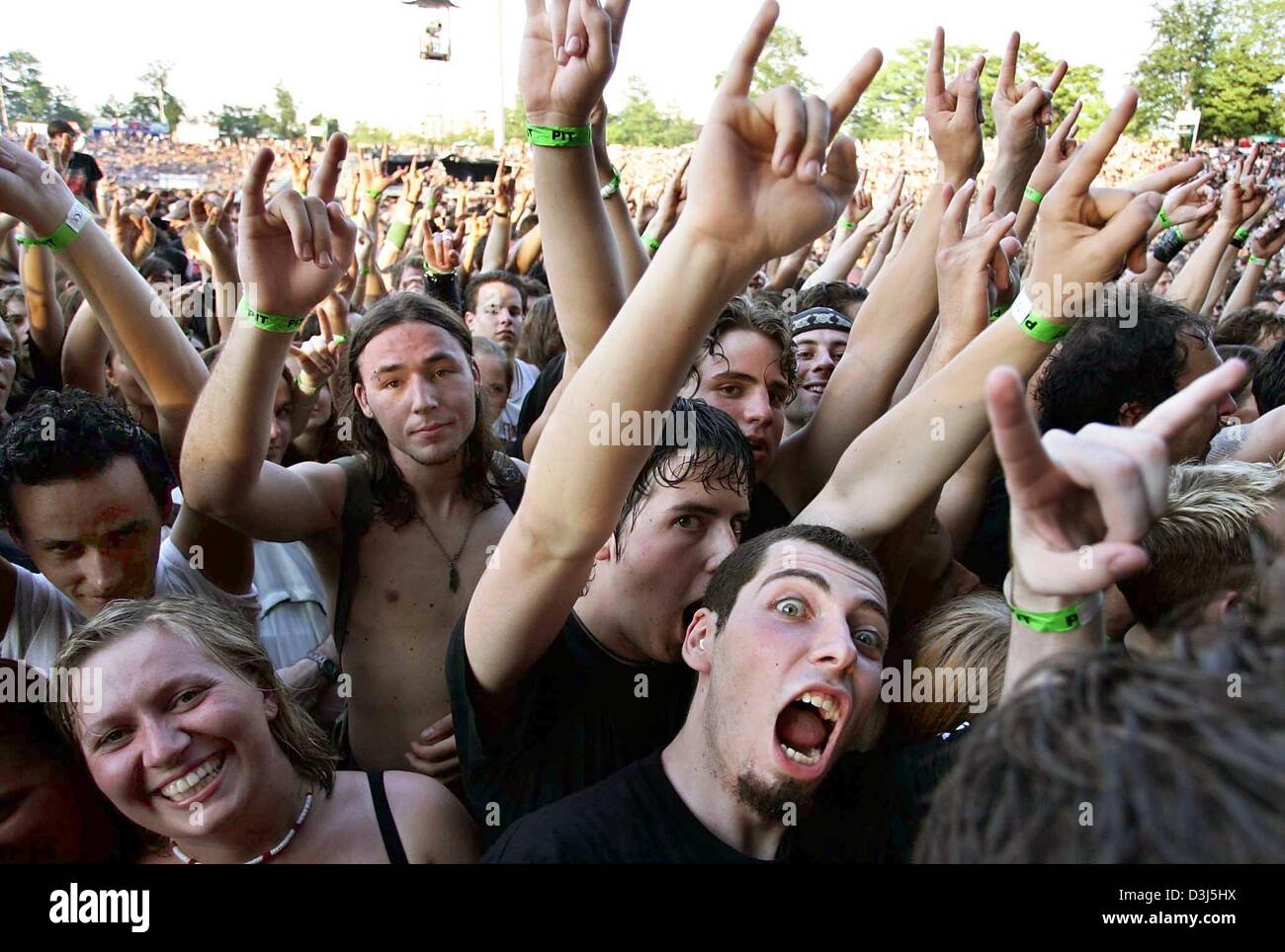 (Afp) - fans de rock US groupe Metallica se tenir en face de la scène pendant un concert à Ludwigshafen, Allemagne, le 8 juin 2004. Environ 25 000 fans ont célébré le début de la célèbre tour du groupe de Heavy Metal qui va les mener à travers l'Allemagne, l'Autriche, la Serbie, la Suisse, l'Espagne, les Pays-Bas, la France, l'Irlande, la Croatie, l'Italie, la République tchèque, la Belgique et l'Islande. Le groupe heureux thei Banque D'Images