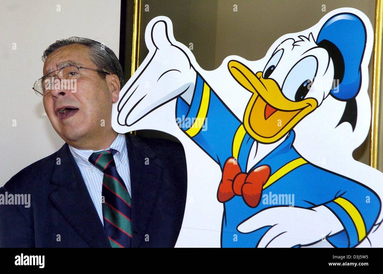 Afp) - Victor Arriagada Rios aka Vicaire reçoit une fausse gifle au visage  par Donald Duck à Berlin, Allemagne, le 3 juin 2004. L'artiste, né en 1934  au Chili, a été responsable