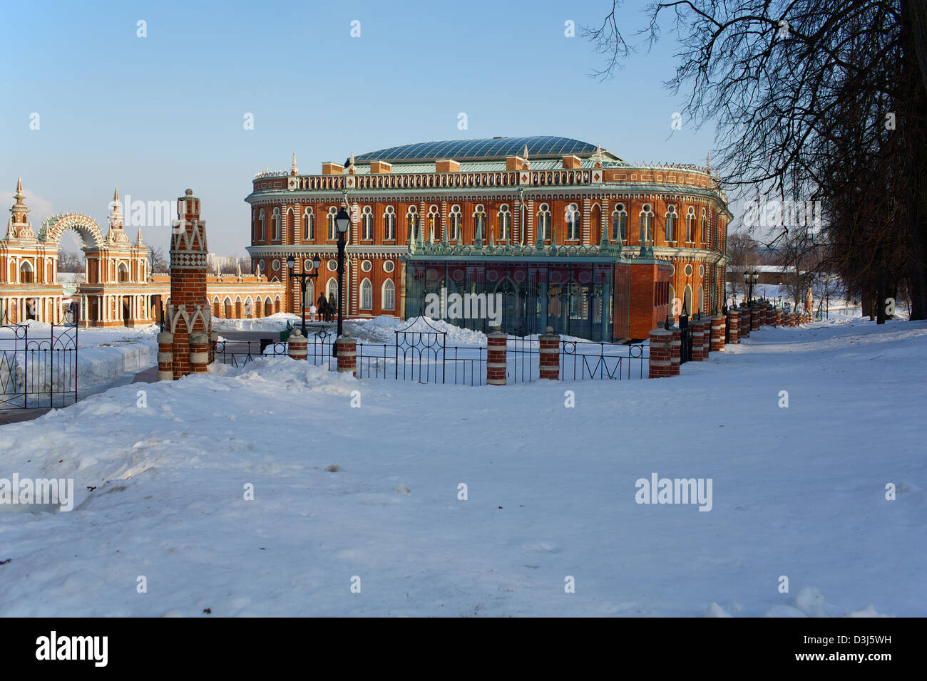 Petit palais dans le parc couvert de neige, Moscou Tsaritsyno Banque D'Images