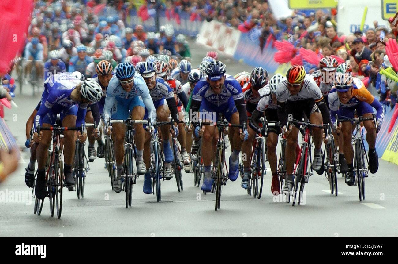 (Afp) - le cycliste belge Tom Boonen (Quickstep Davitamon, L'équipe) gagne le sprint final de la deuxième étape du Tour de France cycliste à Wangen im Allgaeu, Allemagne, mardi, 1 juin 2004. Danilo Hondo (2e à partir de L) de l'équipe Gerolsteiner a terminé troisième, Erik Zabel (2e à partir de la R) de l'équipe T-Mobile, quatrième. Les sept étapes longue tournée totalise 1 095,7 km et mène de Karlsruhe Banque D'Images