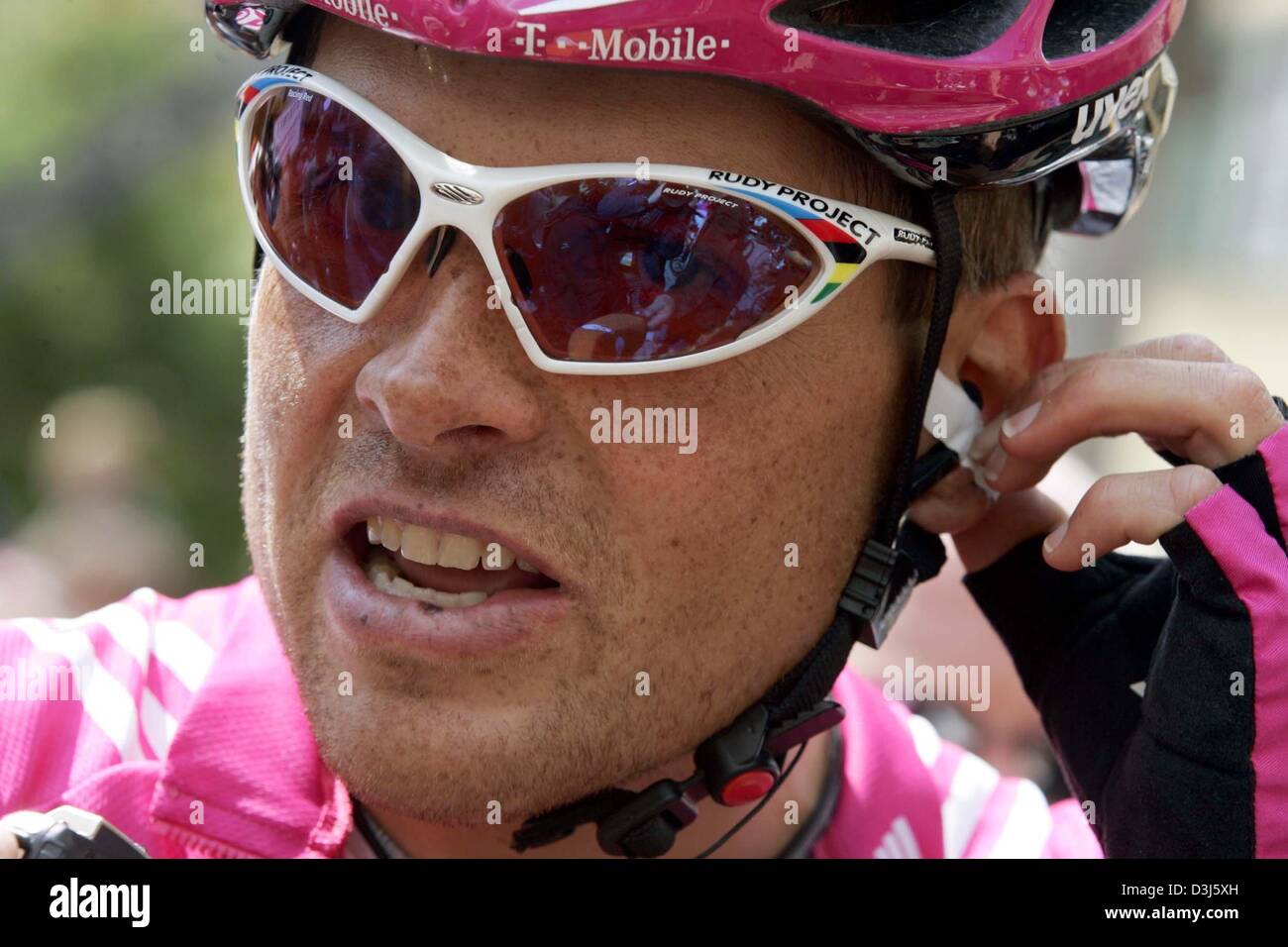 (Afp) - le cycliste allemand Jan Ullrich (R, de l'équipe T-Mobile) se tient sur la montagne de l'Arlberg et attend le début de la 166,6 km de long troisième étape du Tour de France cycliste de Wangen im Allgaeu, Allemagne, à Sankt Anton, Autriche, 2 juin 2004. Banque D'Images