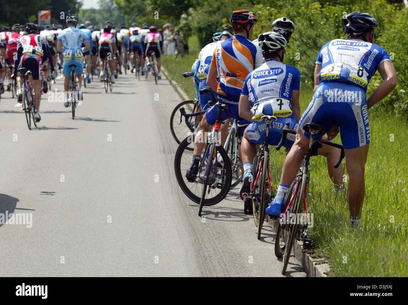 (Afp) - Les cyclistes utilisent une phase lente de la course pour une présentation rapide au cours de la fuite de 166,6 km de long troisième étape du Tour de France cycliste de Wangen im Allgaeu, Allemagne, à Sankt Anton, Autriche, 2 juin 2004. Banque D'Images