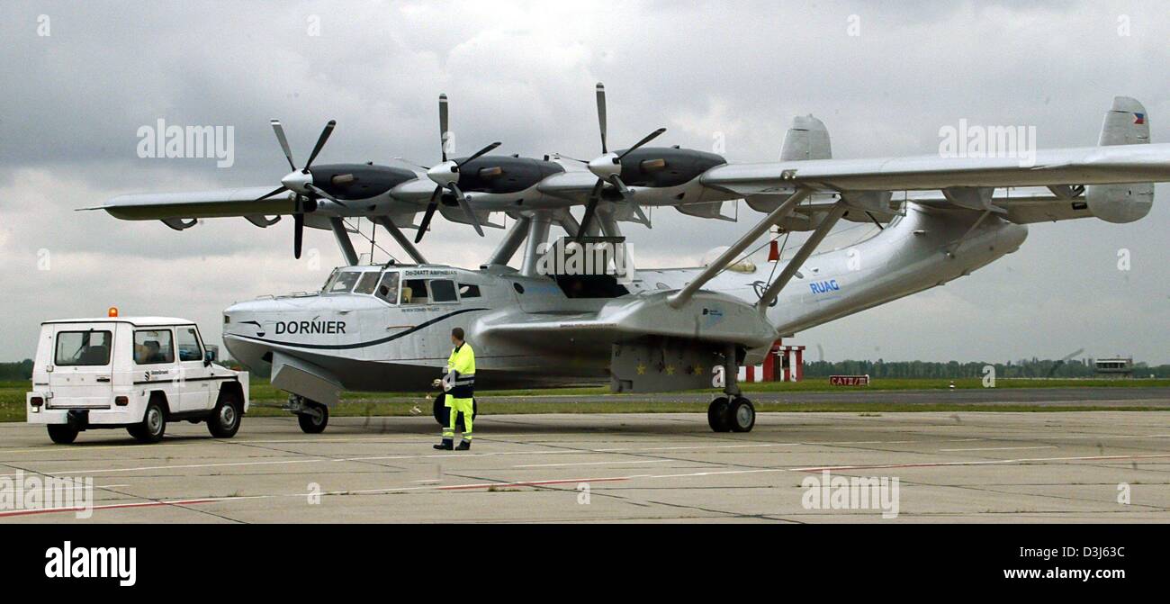 (Afp) - Un allemand Dornier Do24 ATT Flying Boat est garé sur la piste de l'International Aviation et aérospatiale ILA juste en Allemagne, Berlin-Schoenefeld, 12 mai 2004. Le 60 ans est sur une tour oldtimer tour du monde dans plus de 50 escales. Banque D'Images