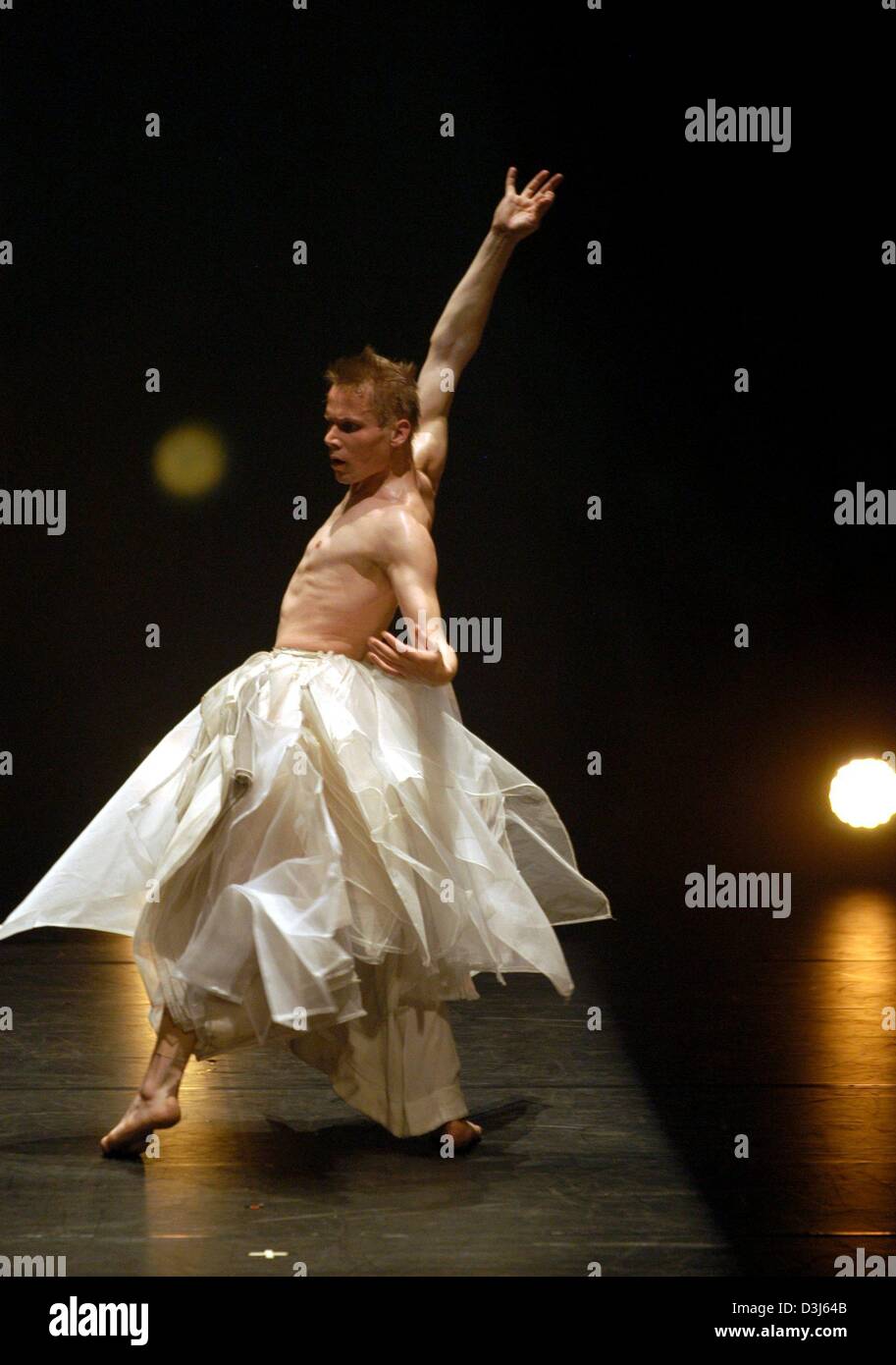 Afp) - danseuse de calibre mondial finlandais Tero Saarinen réalise une  scène de sa célèbre pièce de danse solo 'chasser' à Wolfsburg, Allemagne,  26 mai 2004. Saarinen a remporté le 1er Prix