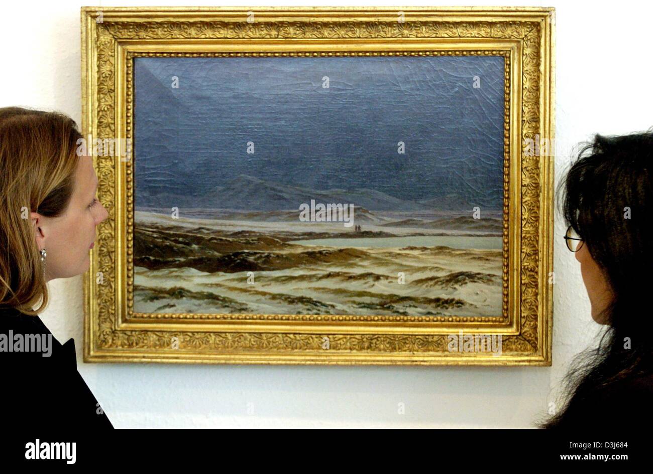 (Afp) - Deux femmes regarder une peinture jusqu'ici inconnu de l'Allemand romantique Caspar David Friedrich (1774-1840) à Hambourg, Allemagne, 26 mai 2004. La peinture sera mis aux enchères chez Sotheby's à Londres le 15 juin 2004. Un porte-parole du commissaire-priseur a reconnu un vif intérêt pour la peinture. "Musées de l'Allemagne, la Grande-Bretagne et les USA ont déjà exprimé leur inte Banque D'Images