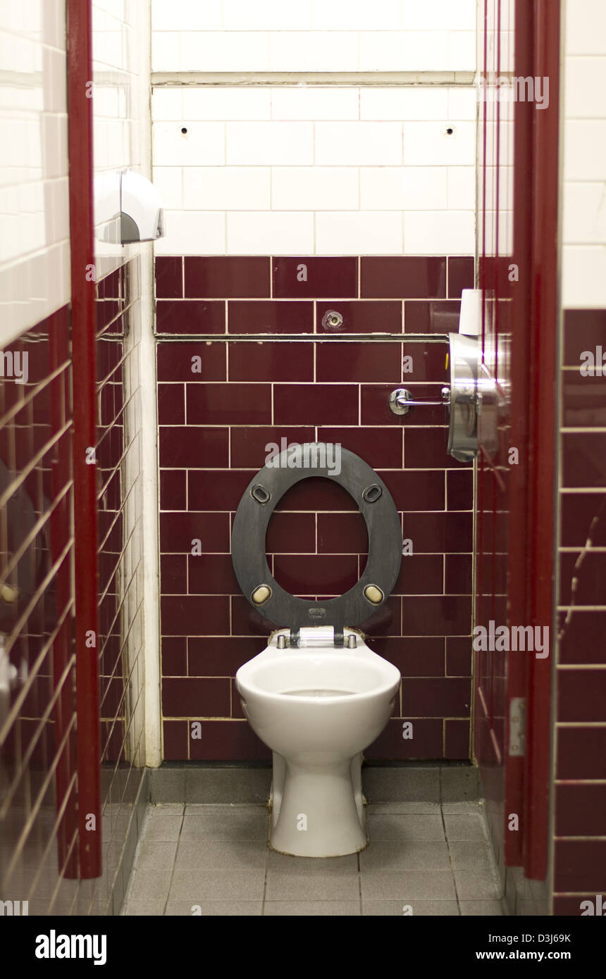 Porte des toilettes ouverte Banque de photographies et d'images à haute  résolution - Alamy