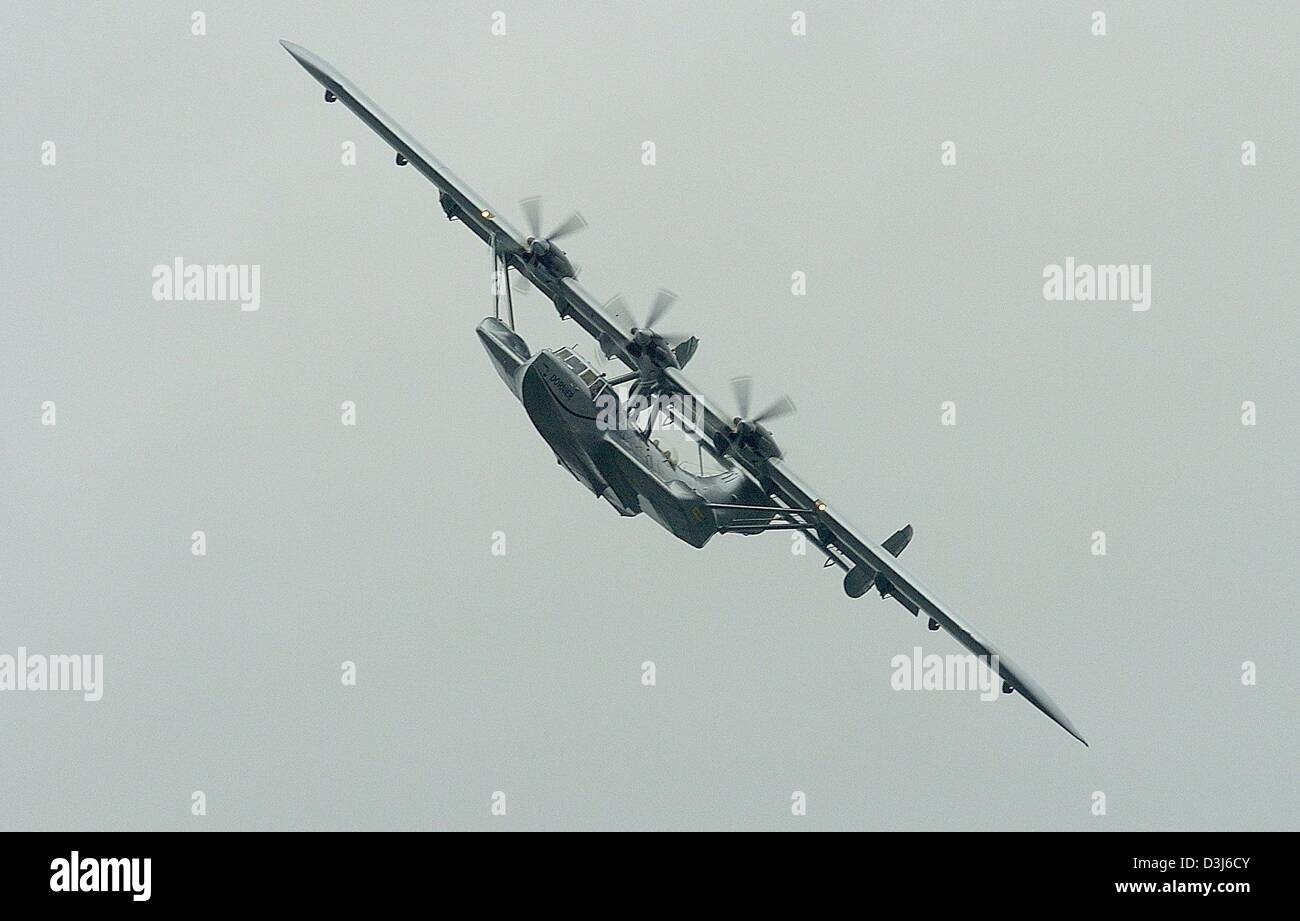 (Afp) - Un allemand Dornier Do24 ATT flying boat en vol au dessus du lac de Starnberg, Allemagne du sud, 22 mai 2004. À bord est Iren Dornier, le petit-fils du voyage aérien pioneer Claude Dornier, qui prévoit de voler autour du monde avec l'ancien appareil, faire quelques 50 escales. Banque D'Images