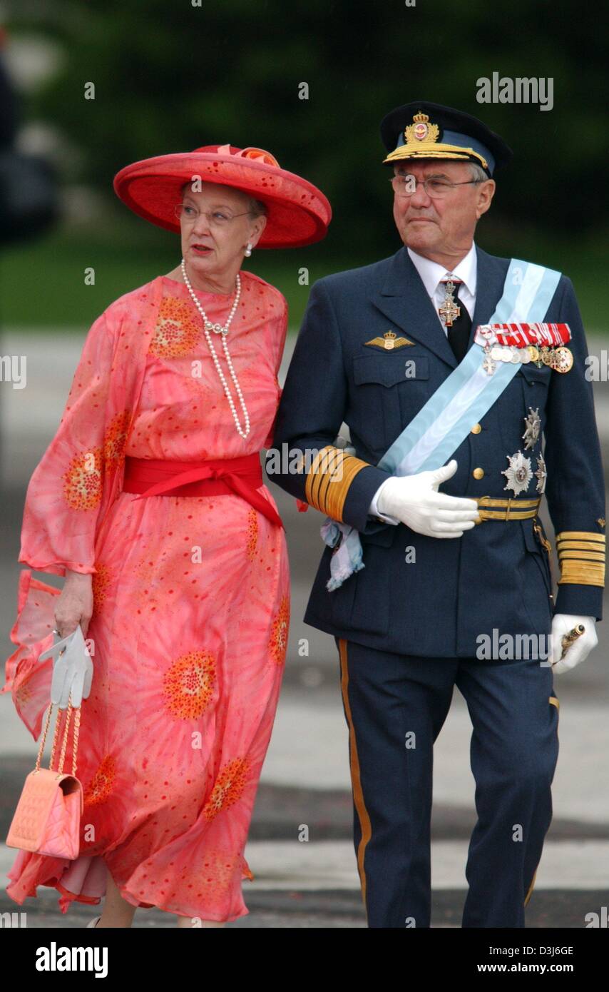 (Afp) - La Reine Margrethe II (R) et le Prince Henrik de Danemark arrivent à la Cathédrale de l'Almudena pour le mariage de l'espagnol Prince Felipe et Letizia Ortiz, à Madrid, Espagne, le samedi 22 mai 2004. Banque D'Images