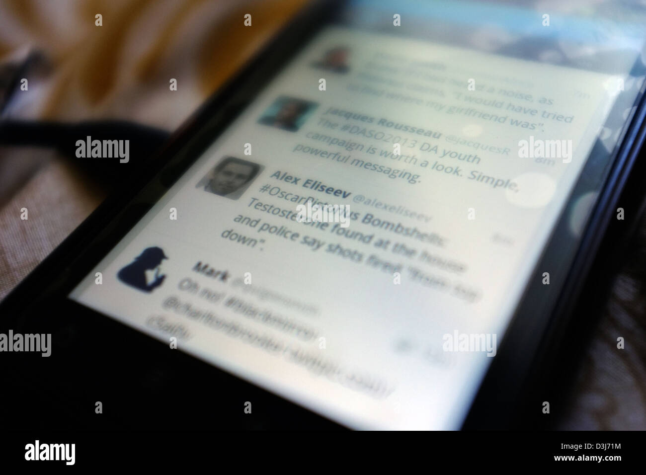 Un téléphone intelligent écran montrant le twitter de rapports concernant l'Oscar Pistorius et son procès pour meurtre en Afrique du Sud en 2013. Banque D'Images