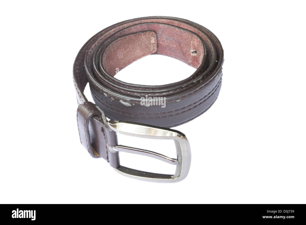 Vieille ceinture brune isolé sur fond blanc Banque D'Images