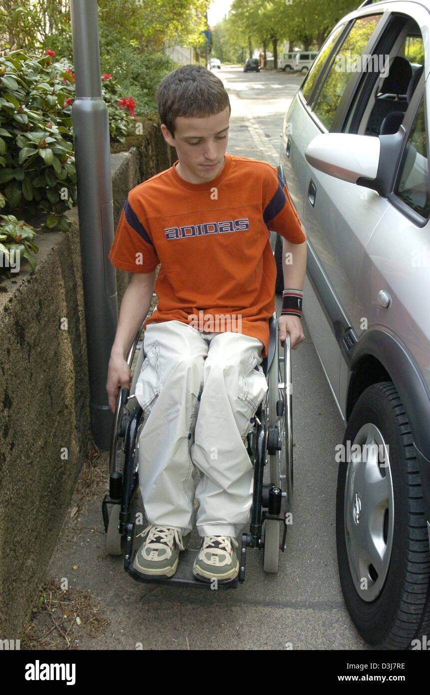 Afp) - un fauteuil roulant élève Martin Fleig maneuveres à travers une  ouverture étroite entre une voiture en stationnement illégal et une clôture  à Denzlingen, Allemagne, 27 avril 2004. La police allemande