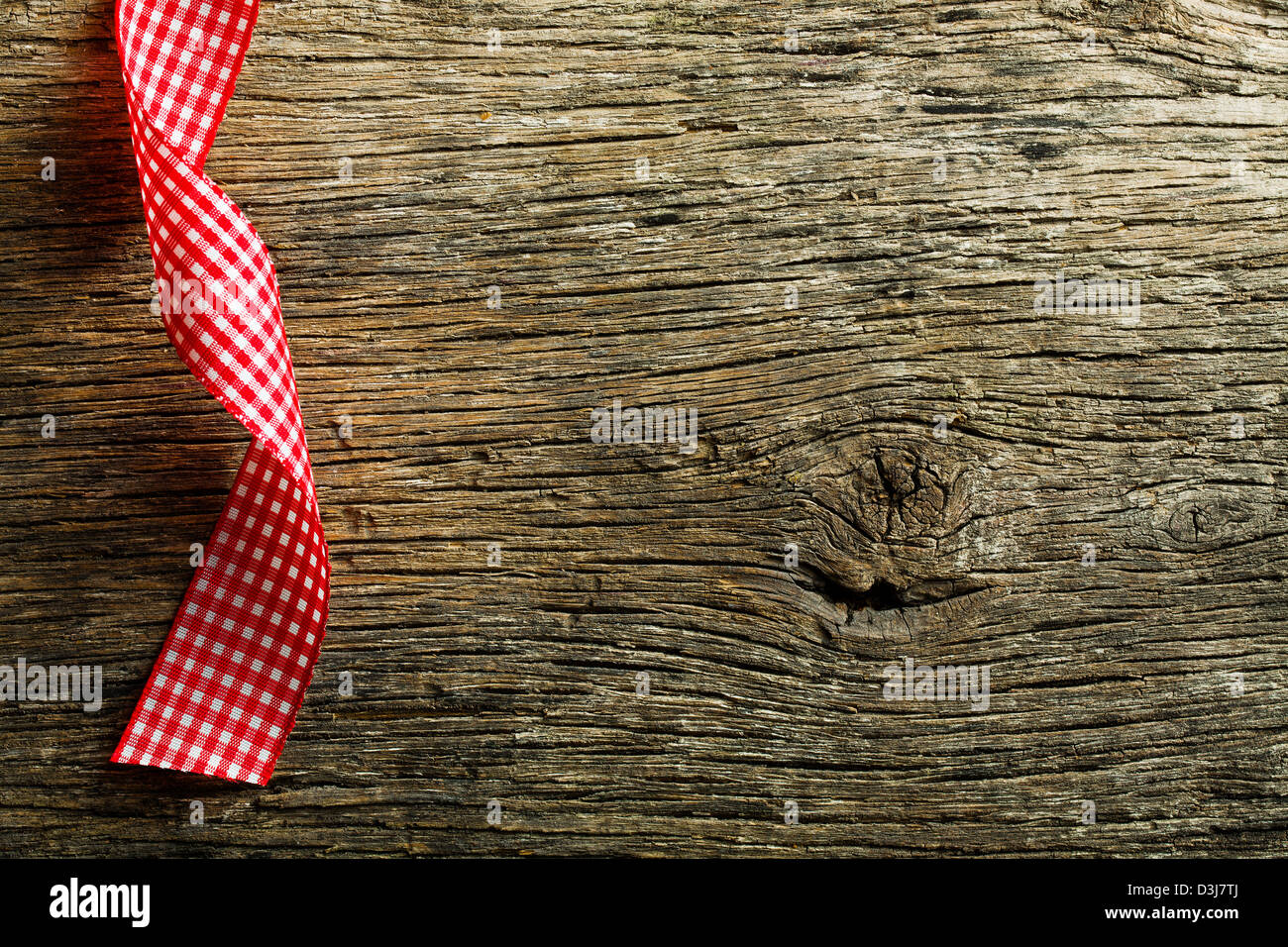 Le ruban à carreaux vintage sur fond de bois Banque D'Images