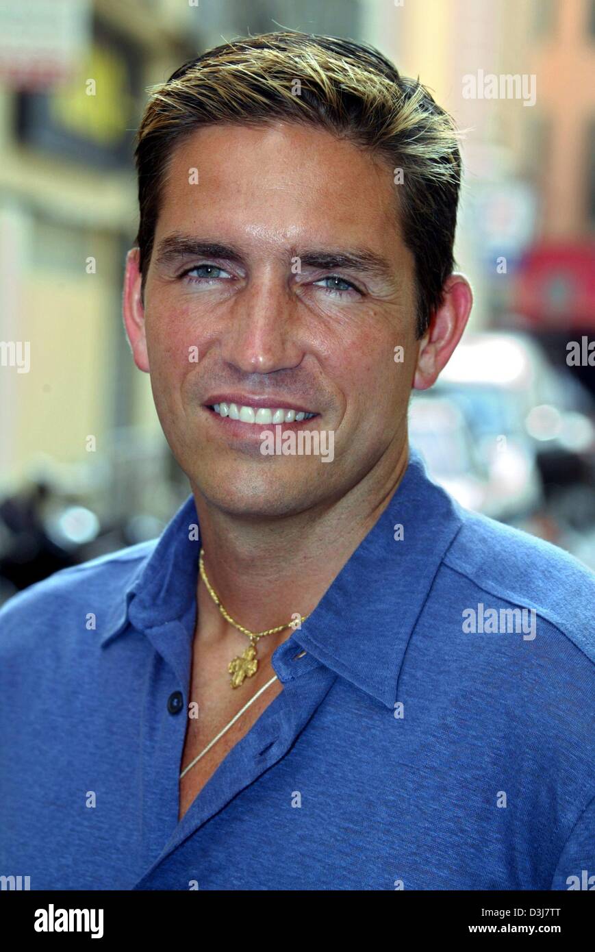 (Afp) - L'acteur américain Jim Caviezel, qui a joué Jésus dans le film controversé "La Passion du Christ', arrive pour la projection de son nouveau film 'Bobby Jones - Coup de génie' lors de la 57e Festival du Film de Cannes, France, 14 mai 2004. Banque D'Images