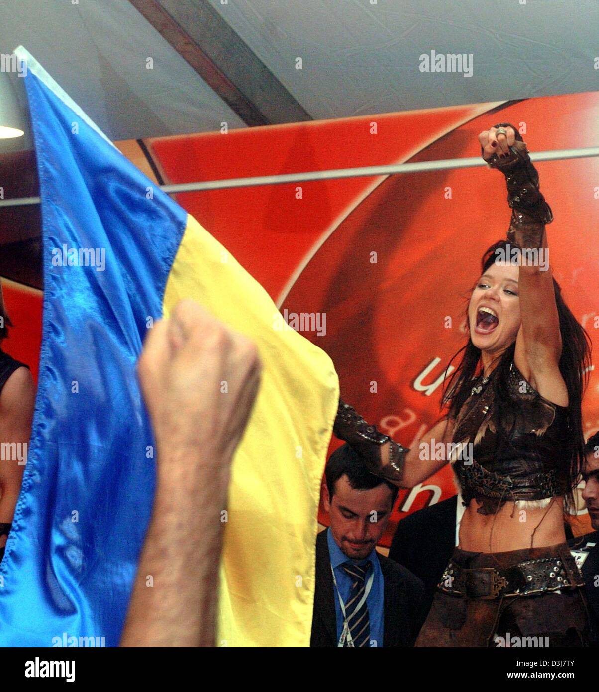 (Afp) - Le gagnant de cette année, l'Eurovision Song Contest, Ruslana de l'Ukraine, les vagues les Ukraininan flag sur scène à Istanbul, Turquie, 16 mai 2004. C'était la première fois que l'Ukraine a gagné le Grand Prix de la chanson. Banque D'Images