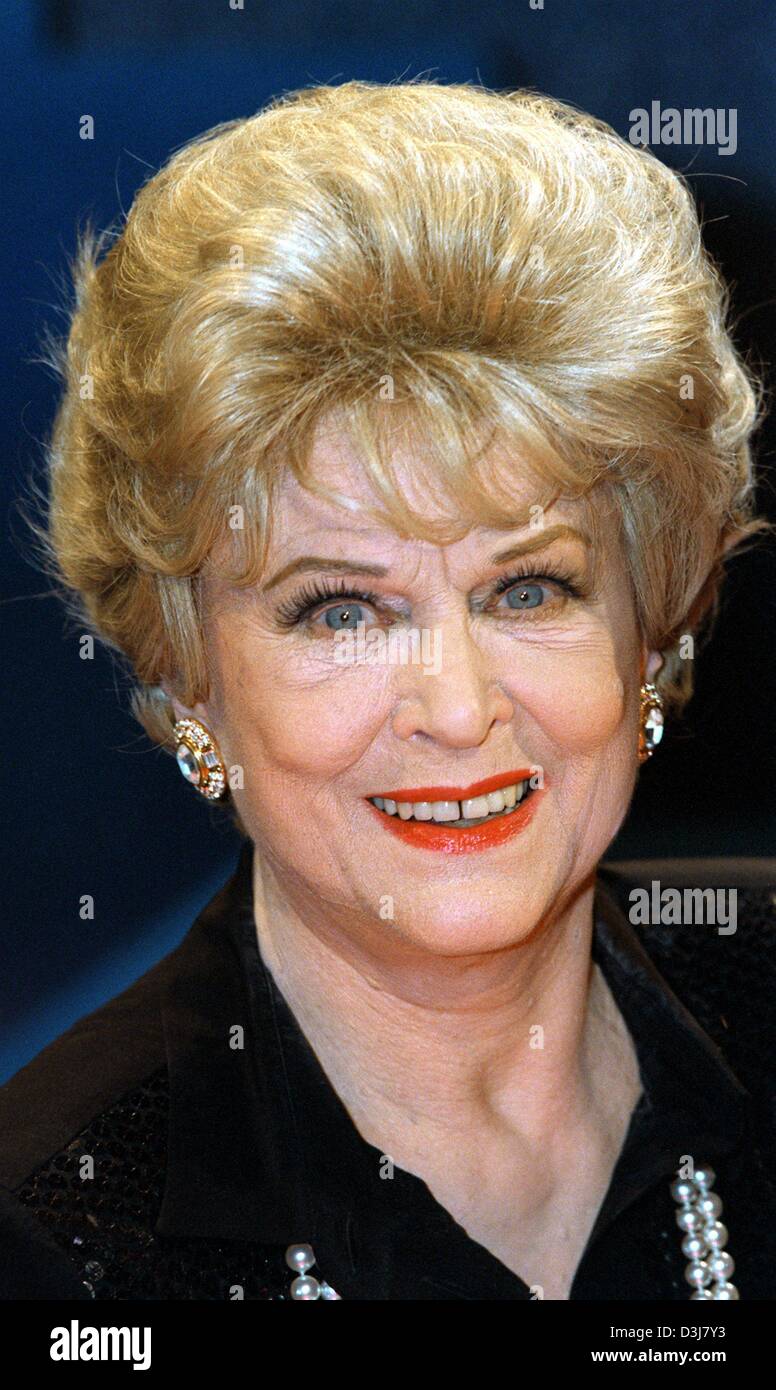 (Dpa) - Allemand-autrichien actrice et danseuse Marika Roekk représentée dans un fichier photo le 25 novembre 1992. Marika Roekk est décédé à l'âge de 90 ans dans sa maison près de Vienne, Autriche, le 16 mai 2004. Roekk a connu la gloire dans les années 1940, ann années 1950 dans de nombreuses comédies musicales et spectacles de théâtre revue et a continué à jouer jusqu'à il y a cinq ans. Banque D'Images