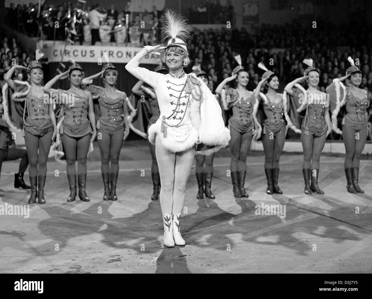 (Afp) - L'actrice et danseuse Allemand-autrichien performes dans Roekk Marika un spectacle de cirque au circus Krone à Munich, Allemagne, 10 décembre 1965. Marika Roekk est décédé à l'âge de 90 ans dans sa maison près de Vienne, Autriche, le 16 mai 2004. Roekk a connu la gloire dans les années 1940, ann années 1950 dans de nombreuses comédies musicales et spectacles de théâtre revue et a continué à jouer jusqu'à il y a cinq ans. Banque D'Images