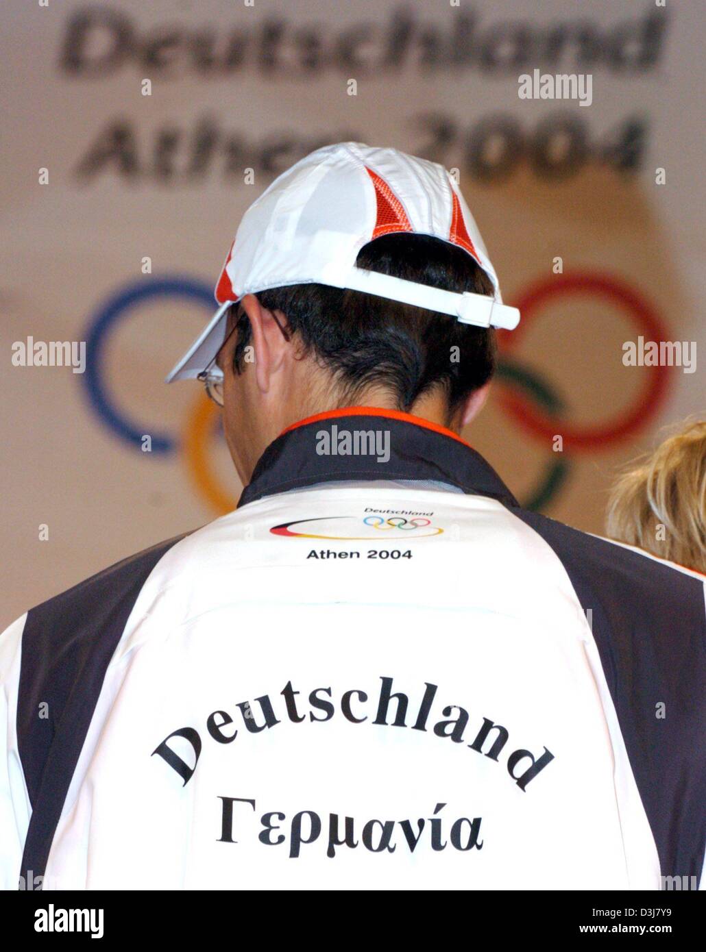 (Afp) - L'Allemand athelet Ingo Schultz présente l'écrit à l'arrière de sa veste qui se lit 'Germania' en lettres grecques au cours d'une présentation des Jeux Olympiques d'oufit de l'équipe olympique allemande pour les Jeux Olympiques de 2004 à Athènes au cours d'une présentation à Duesseldorf, Allemagne, lundi, 17 mai 2004. Les fournisseurs de l'équipe sont adidas, Baeumler et Betty Barclay. Cette année, le Gam olympique Banque D'Images