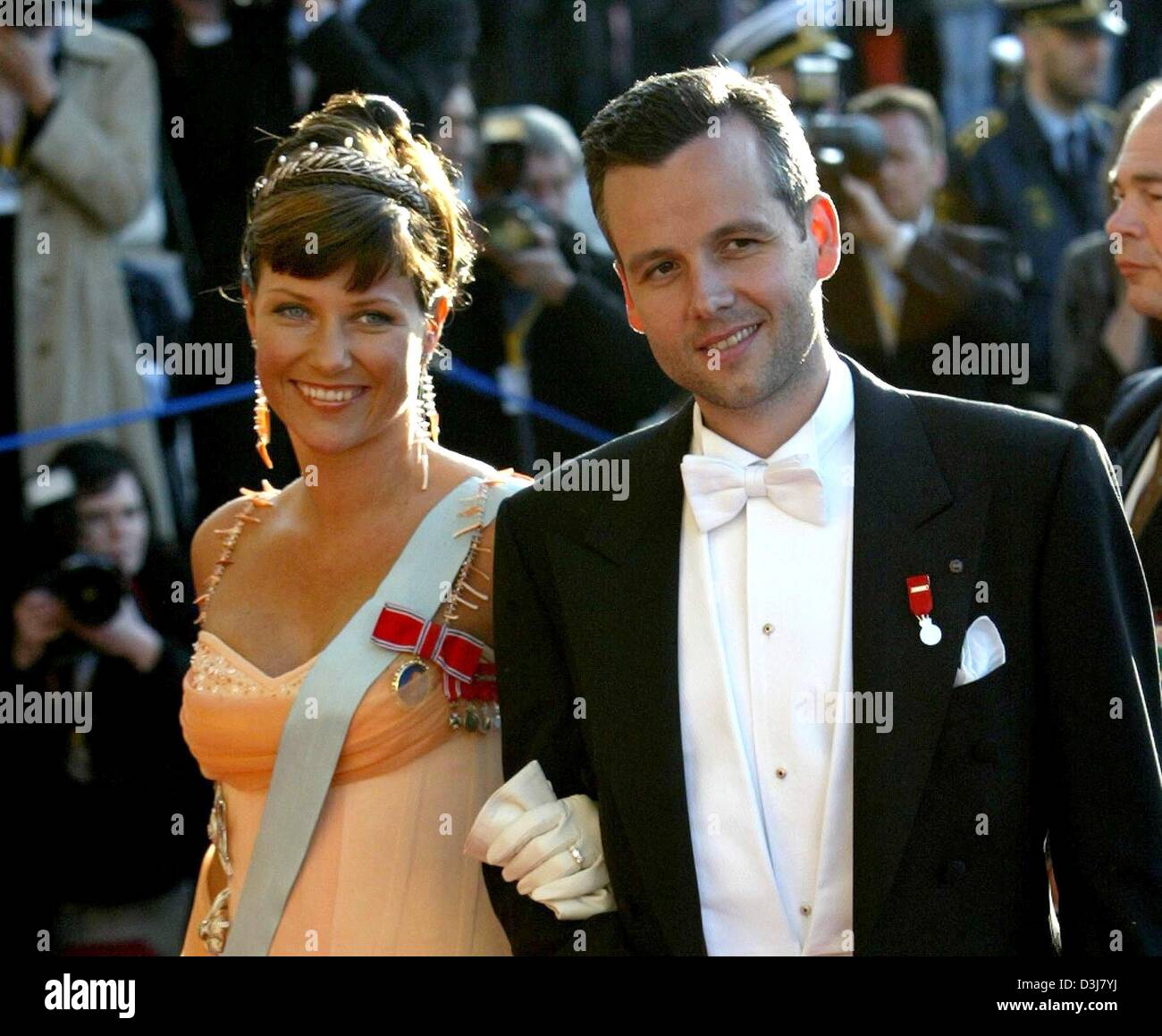 (Afp) - A la veille du mariage du Prince héritier Frederik de Danemark et Mary Donaldson, Princess Louise Maertha de Norvège et son mari Ari Behn arrivent pour un gala au Théâtre Royal de Copenhague, Danemark, 13 mai 2004. Banque D'Images