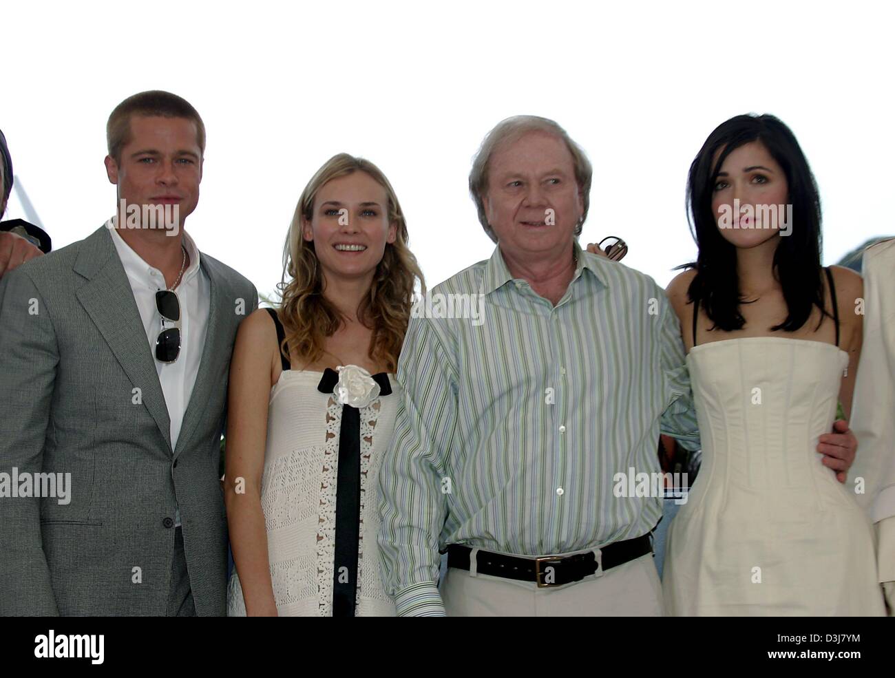 (Afp) - Hollywood star Brad Pitt, l'actrice allemande Diane Kruger, réalisateur allemand Wolfgang Petersen et actrice australienne Rose Byrne (de G à D) présentent leur nouveau film 'Troy' au 57e Festival du Film de Cannes, France, 13 mai 2004. Dans le film Pitt stars comme héros grec Achille et Kruger joue la belle Hélène. Banque D'Images