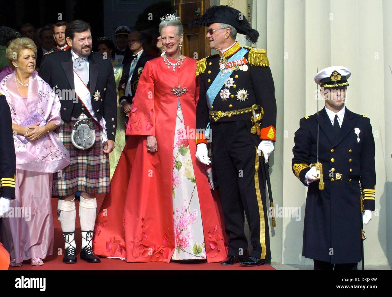 (Afp) - (de g) Susan Moody, John Donaldson, la reine Margrethe du Danemark et le Prince Henrik stend à côté de l'autre et regardez le départ de Danish Crown Prince Frederik et Mary Donaldson après leur mariage dans la cathédrale de Copenhague, Danemark, le vendredi, 14 mai 2004. Les membres de toutes les dynasties royales européennes étaient parmi les 800 invités qui ont assisté à la cérémonie. Banque D'Images