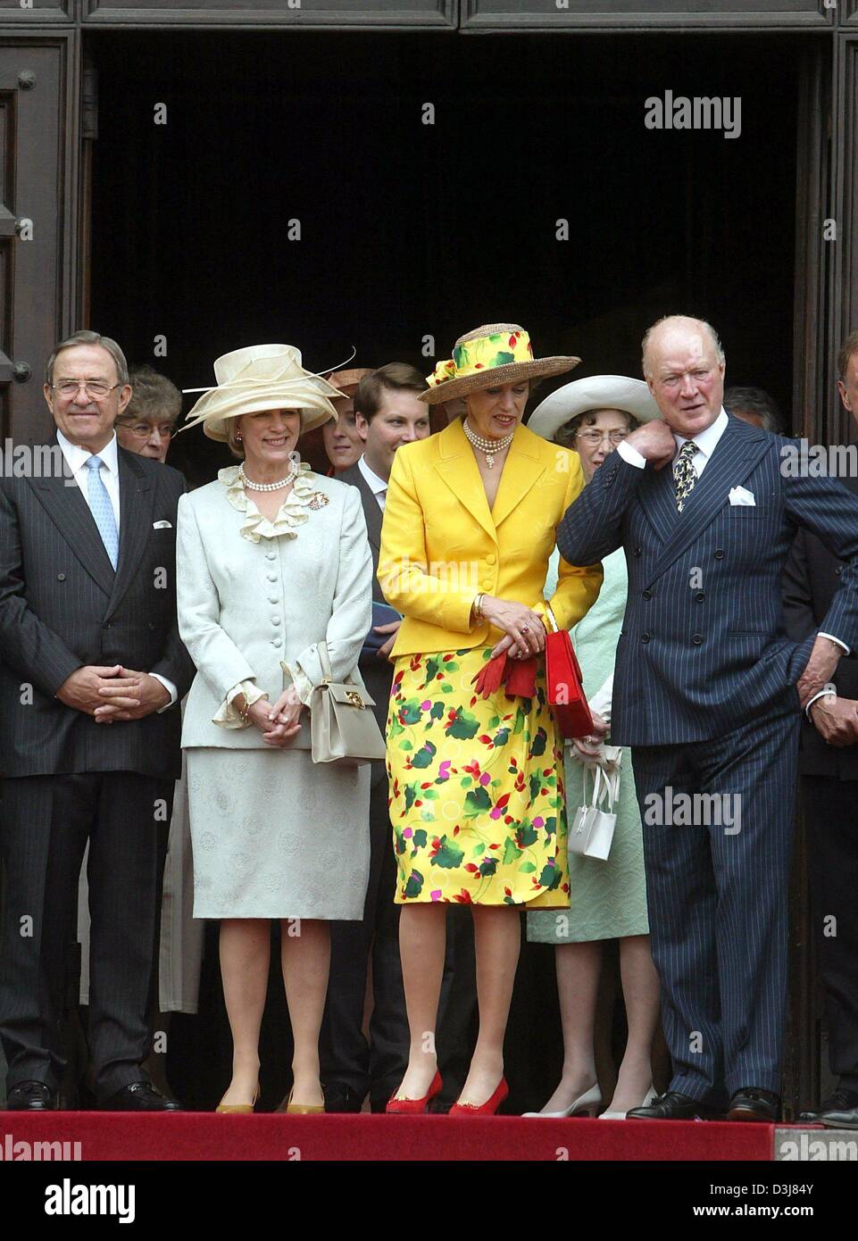 (Afp) - (DE G :) Ex-King grec Constantin II et de son épouse Anne-Marie, La Princesse Benedikte du Danemark et de Sayn-Wittgenstein-Berleburg ainsi que Richard Prince zu Sayn-Wittgenstein-Berleburg posent en amont d'une réception à l'hôtel de ville de Copenhague, Danemark, 12 mai 2004. La capitale danoise se prépare pour le mariage du Prince Frederik qui aura lieu à Copenh Banque D'Images