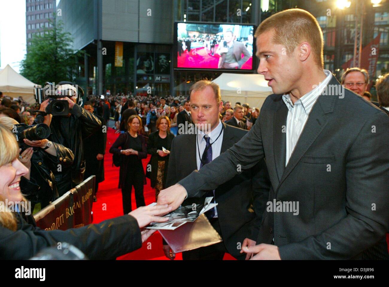 (Afp) - L'acteur américain Brad Pitt, signe des autographes à son arrivée à la première de son nouveau film 'Troy' à Berlin, 9 mai 2004. Le film va être publié en Allemagne le 13 mai 2004. Banque D'Images