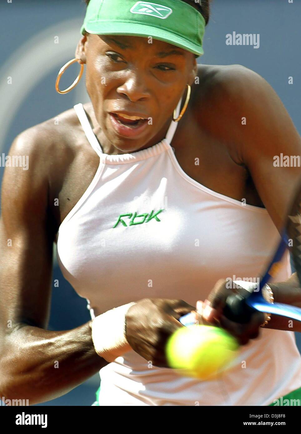 (Afp) - La joueuse de tennis Venus Williams nous joue un revers lors d'un match de la women's Open allemand à Berlin, 5 mai 2004. Williams bat la Grèce Eleni Danilidou 7-5, 6-3. Banque D'Images