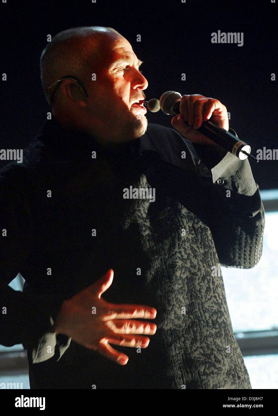 (Afp) - le musicien britannique Peter Gabriel joue sur la scène à Dortmund, en Allemagne, 5 mai 2004. Le concert fait partie de la tournée européenne de Gabriel intitulé "Grandir" qui comprend des concerts en Autriche, Allemagne, Pays-Bas, Italie, Hongrie, République tchèque, Suisse, Belgique, France, Portugal, Roumanie, Turquie, Grèce, l'Espagne et le Royaume-Uni, prendra fin le 23 juillet 2004. Gabriel qui w Banque D'Images