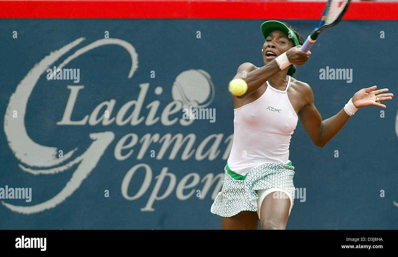 (Afp) - La joueuse de tennis Venus Williams nous hits un solide coup droit dans son match contre Anna Smashnova-Pistolesi d'Israël sur le Centre à Berlin, Allemagne, 6 mai 2004. Williams a remporté le match allemand en deux sets 6-3, 6-1. Banque D'Images