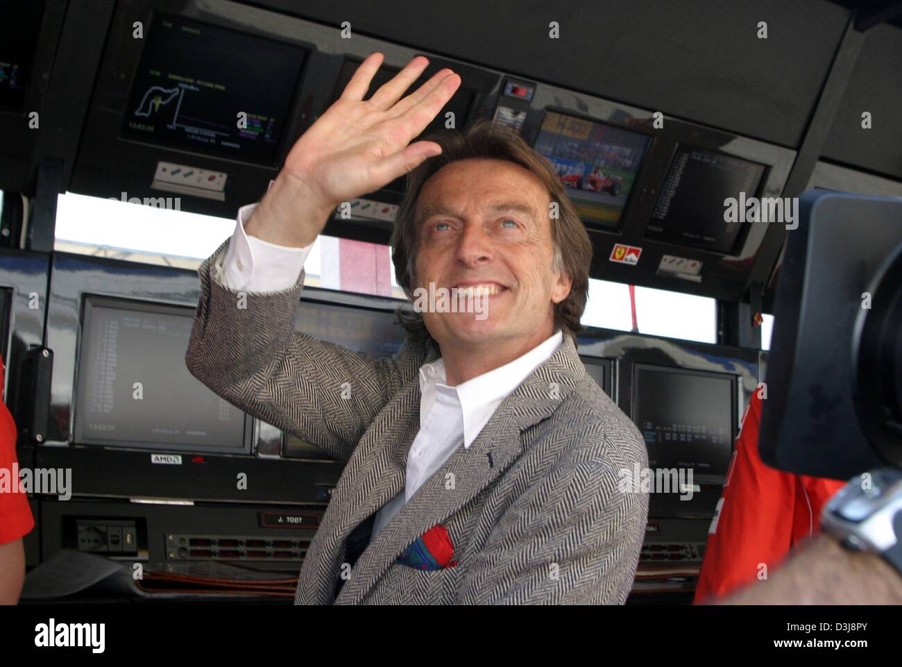 Le président de Ferrari Luca di Montezemolo vagues heureusement à l'écart de la Grand Prix de Saint-Marin à Imola, Italie, 23 avril 2004. Banque D'Images
