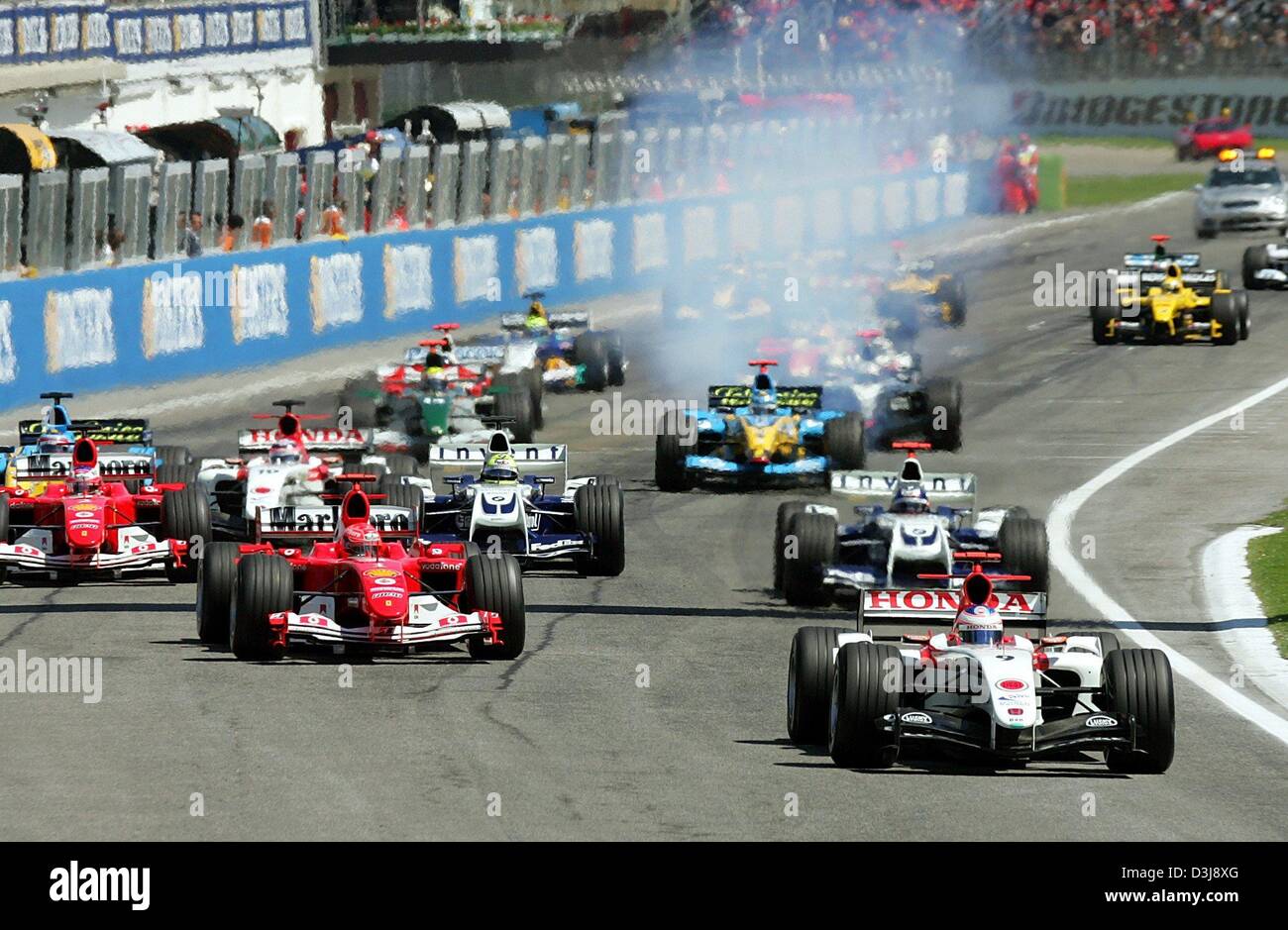 (Afp) - Colombie Britannique Jenson Button pilote de Formule 1 (R) (BAR Honda) et l'Allemand formule un pilote et champion du monde en titre Michael Schumacher (L) (Ferrari) laisse le champ de courses de voitures au début du grand prix de Saint-Marin à Imola, Italie, 25 avril 2004. Schumacher remporte la course en avant du bouton et le pilote de Formule 1 colombien Juan Pablo Montoya (Williams BMW). Banque D'Images