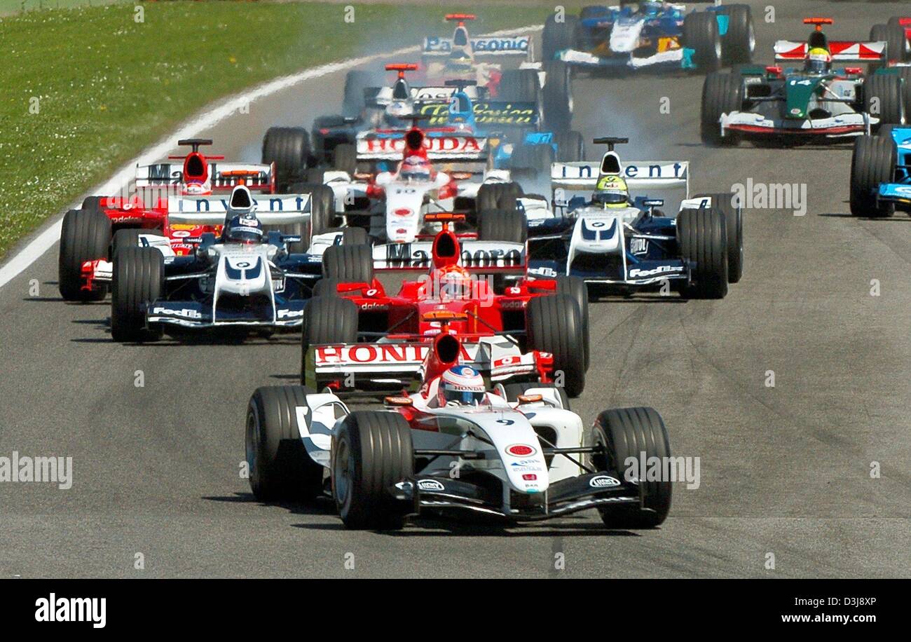 (Afp) - Colombie Britannique Jenson Button pilote de Formule Un (avant) (BAR Honda) et l'Allemand formule un pilote et champion du monde en titre Michael Schumacher (2e de l'avant) (Ferrari) laisse le champ de courses de voitures au début du grand prix de Saint-Marin à Imola, Italie, 25 avril 2004. Schumacher remporte la course en avant du bouton et le pilote de Formule 1 colombien Juan Pablo Montoya (Williams BMW). Banque D'Images