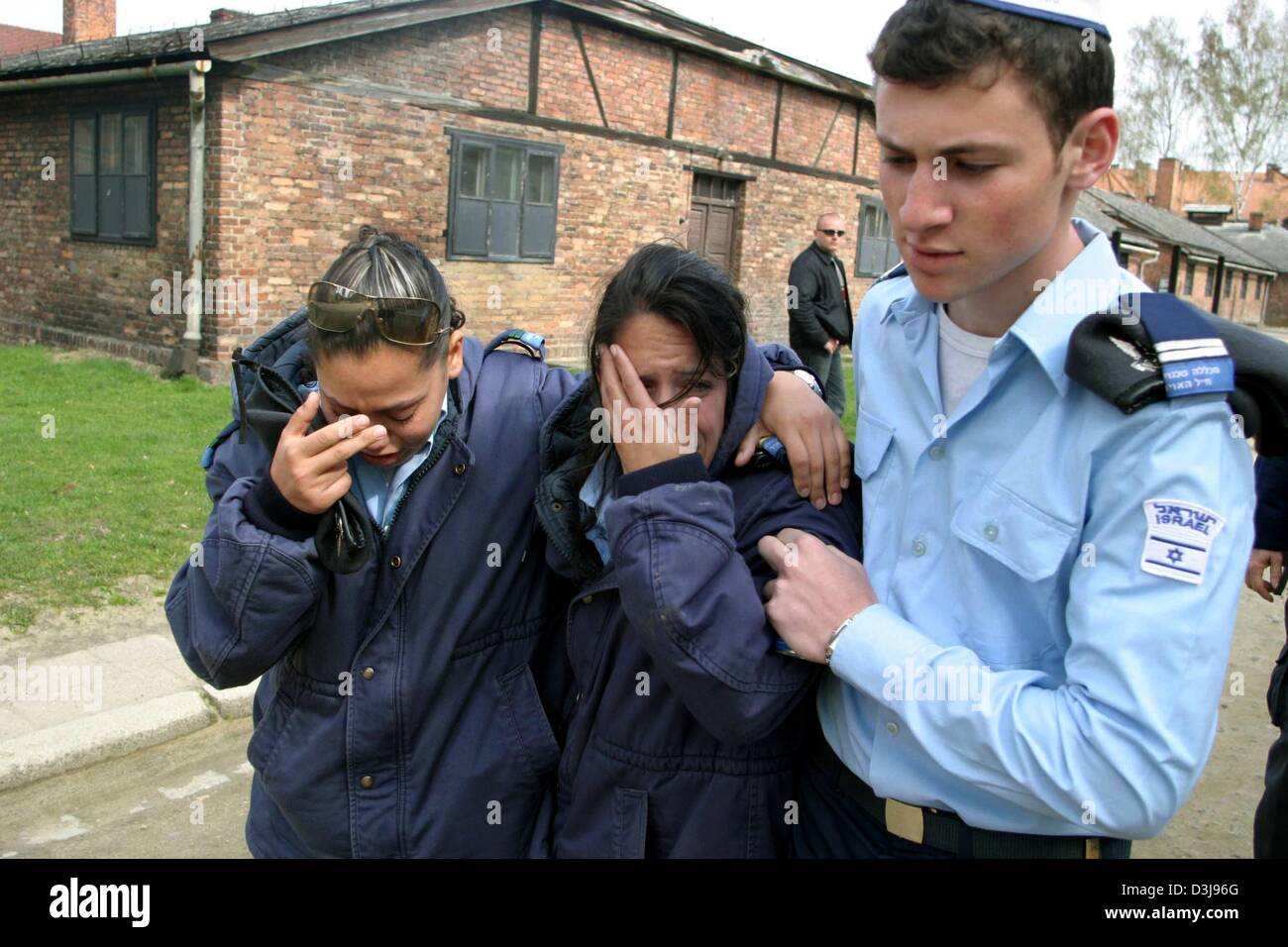 (Afp) - Des jeunes Juifs pleurer pendant la 'Marche de la vie" dans l'ancien camp d'extermination nazi d'Auschwitz-Birkenau, en Pologne, le 19 avril 2004. La marche a lieu chaque année en commémoration de la "mort" de mars en janvier 1945 quand peu avant la défaite de l'Allemagne nazie 56 000 prisonniers ont été "évacués" et parcouru à pied à partir de l'Auschwitz Birkenau camp camp jusqu'à la sévère sous s Banque D'Images