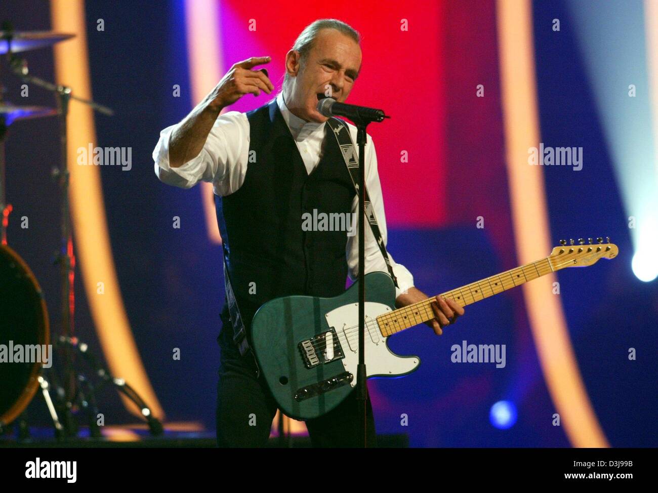 (Afp) - Francis Rossi, chanteur du groupe rock Status Quo effectue, au cours des années '50 Rock' la télévision d'Hanovre, Allemagne, 17 avril 2004. Légendes du rock national et international exécuté leurs plus grands succès au cours de l'émission de télévision célébrant le 50e anniversaire de la musique rock. Banque D'Images